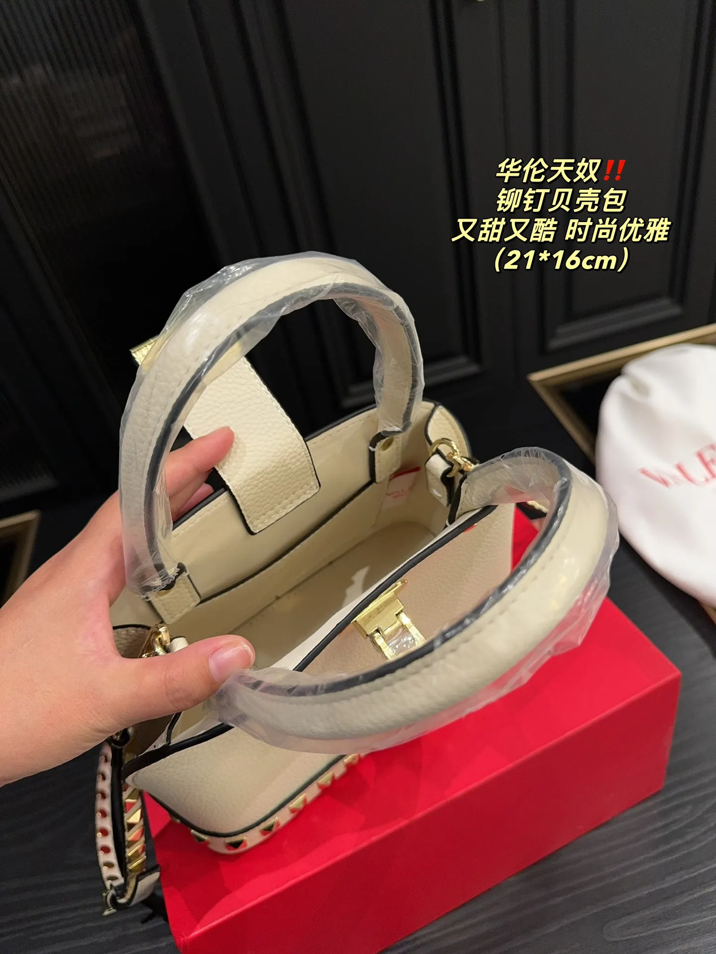 P360 comes with folding box⚠️Size 21.16 Valentino rivet shell bag. Sweet and cool. I will love you forever. Versatile and fashionable. Very good-looking. It is a must-have item for every cool girl.