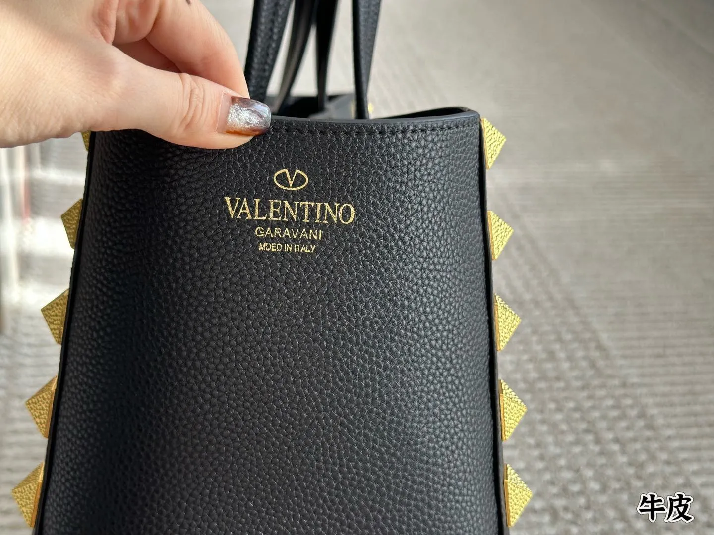 Cowhide 💰560 Valentino, a popular model in Valentino counters. Playful and super personality, whoever wears it will look better. Can’t conceal the foreign style. Exquisite routing. Color matching is very distinctive. Very versatile and can be matched with daily life. Casual and playful with a little bit of a ladylike style. It will definitely become a super hot style in the new year, spring and summer. ♥️Size 40 27cm