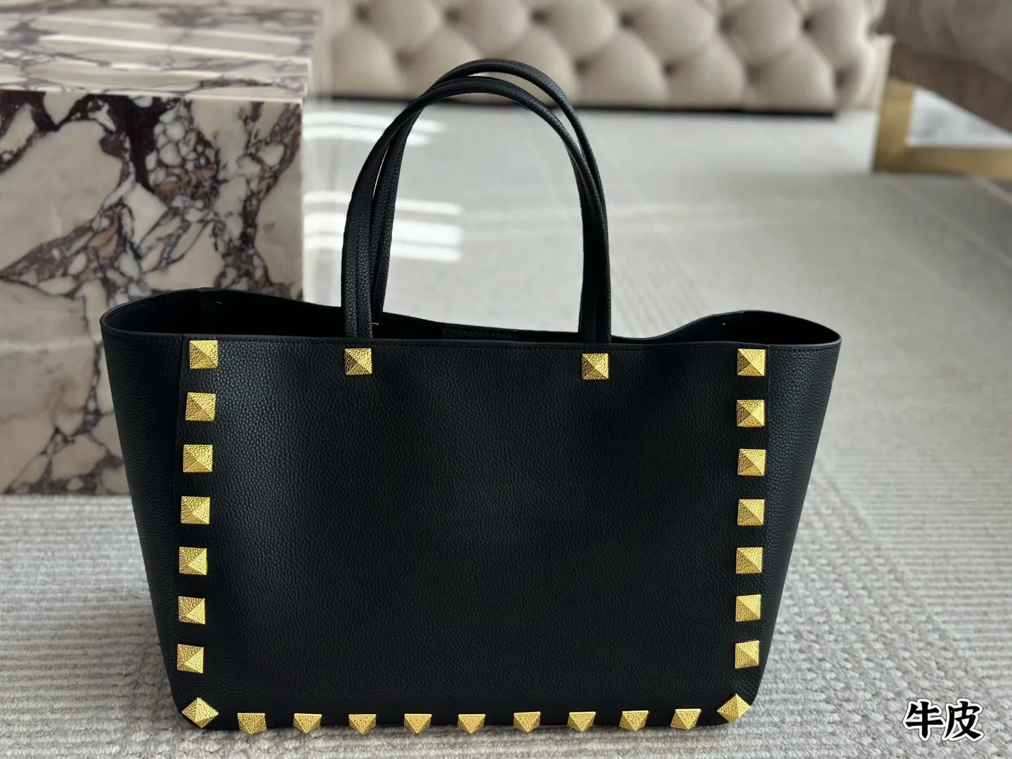 Cowhide 💰560 Valentino, a popular model in Valentino counters. Playful and super personality, whoever wears it will look better. Can’t conceal the foreign style. Exquisite routing. Color matching is very distinctive. Very versatile and can be matched with daily life. Casual and playful with a little bit of a ladylike style. It will definitely become a super hot style in the new year, spring and summer. ♥️Size 40 27cm