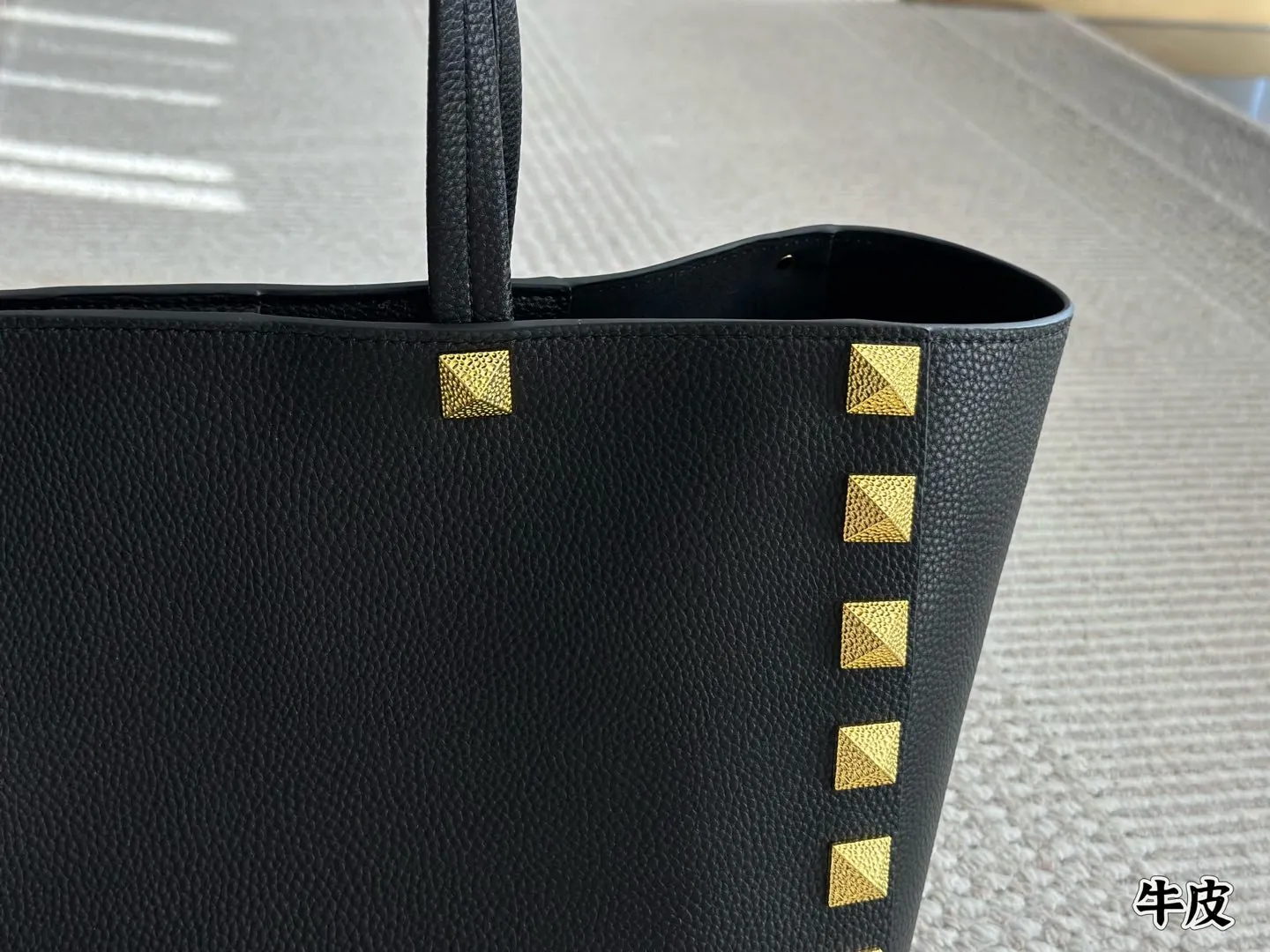 Cowhide 💰560 Valentino, a popular model in Valentino counters. Playful and super personality, whoever wears it will look better. Can’t conceal the foreign style. Exquisite routing. Color matching is very distinctive. Very versatile and can be matched with daily life. Casual and playful with a little bit of a ladylike style. It will definitely become a super hot style in the new year, spring and summer. ♥️Size 40 27cm