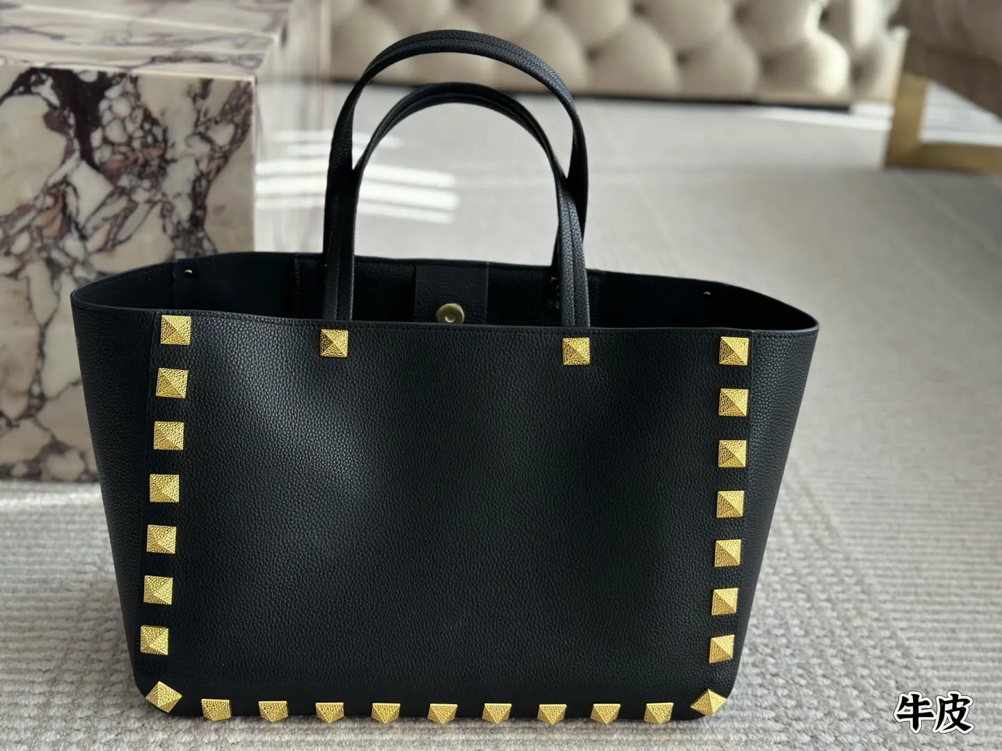 Cowhide 💰560 Valentino, a popular model in Valentino counters. Playful and super personality, whoever wears it will look better. Can’t conceal the foreign style. Exquisite routing. Color matching is very distinctive. Very versatile and can be matched with daily life. Casual and playful with a little bit of a ladylike style. It will definitely become a super hot style in the new year, spring and summer. ♥️Size 40 27cm