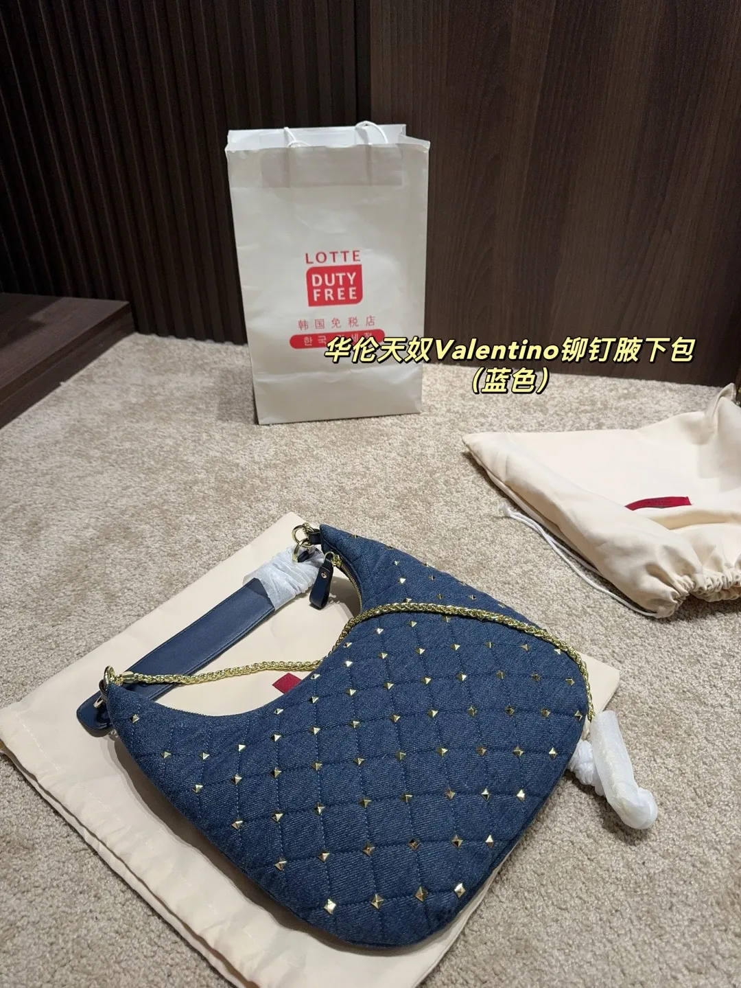 p320 with folding box ⚠️Size 16.19 Valentino rivet armpit bag Super classic Valentino rivet bag, a timeless fashion item! 💖Every style is super beautiful, classic and versatile, and perfect for fashion~✨