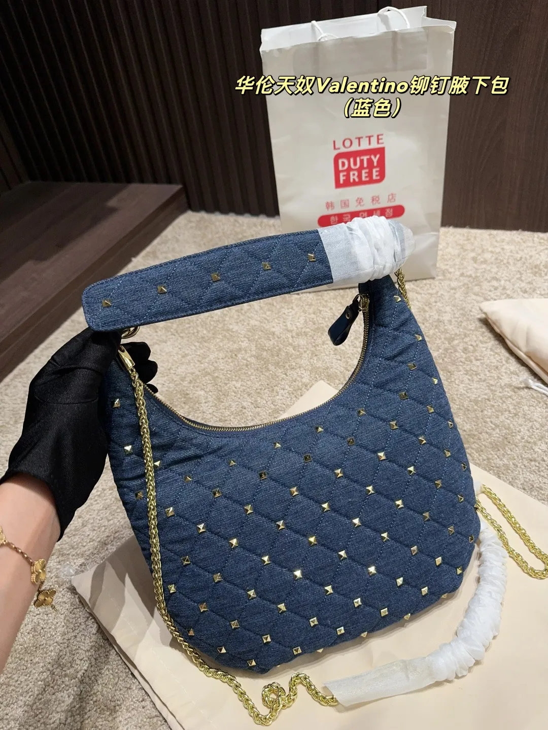 p320 with folding box ⚠️Size 16.19 Valentino rivet armpit bag Super classic Valentino rivet bag, a timeless fashion item! 💖Every style is super beautiful, classic and versatile, and perfect for fashion~✨