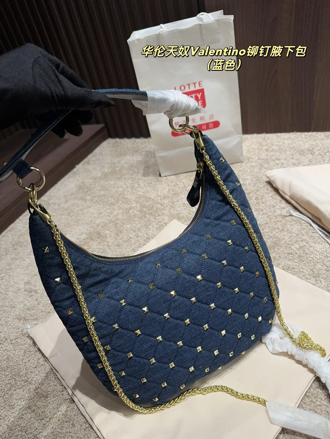 p320 with folding box ⚠️Size 16.19 Valentino rivet armpit bag Super classic Valentino rivet bag, a timeless fashion item! 💖Every style is super beautiful, classic and versatile, and perfect for fashion~✨