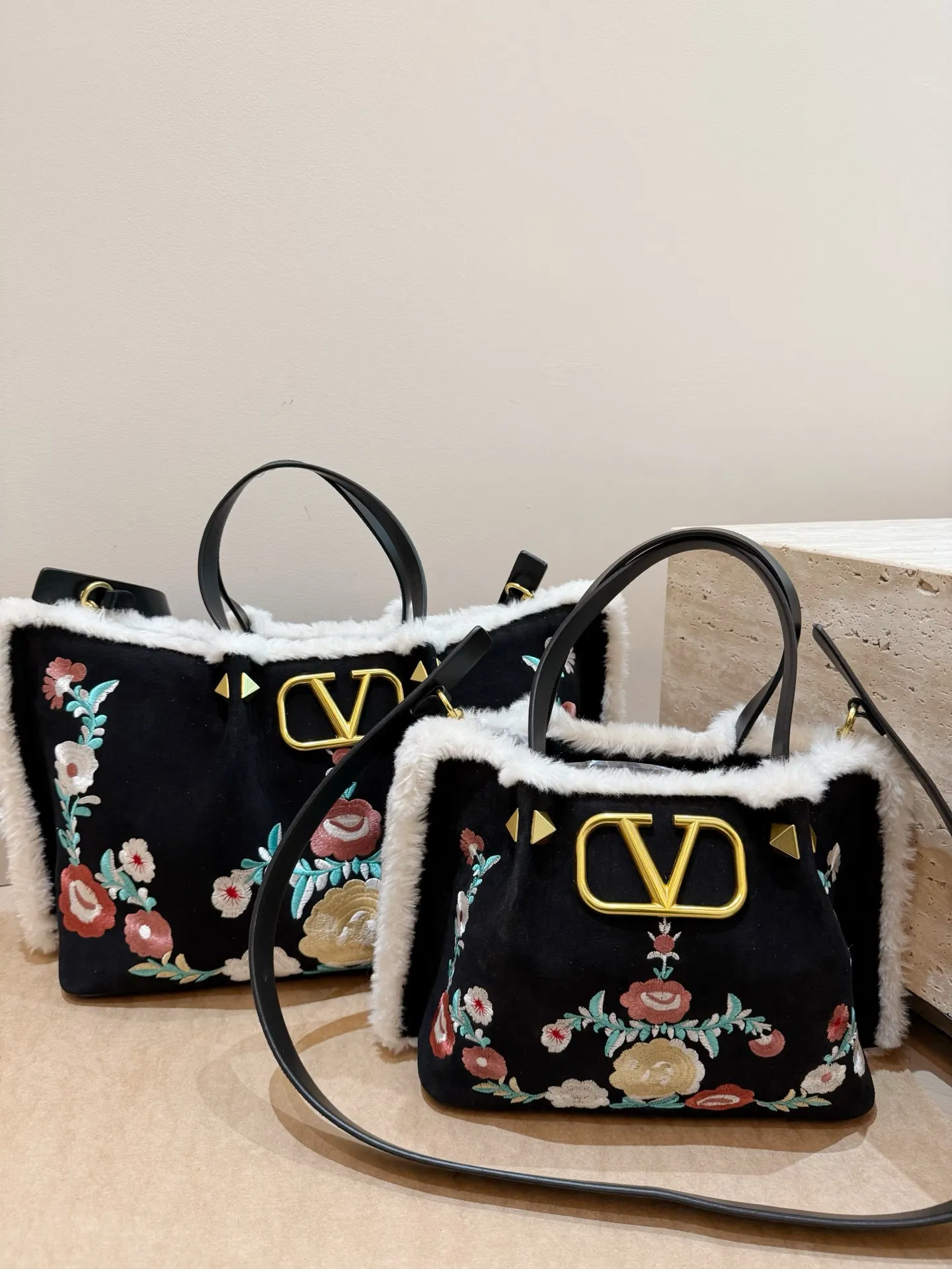 Large size P480 without box⚠️size 37*24 Small size P470 without box⚠️size 25*19 Valentino suede lambswool tote bag has unlimited charm and unleashes your fashion attitude. It has a unique appearance and many cute colors to choose from. It is simply a fashion item that cannot be missed. Different from the softness of canvas bags, it gives a free and easy feeling when worn on the body. It is super textured and is loved by fashionistas.