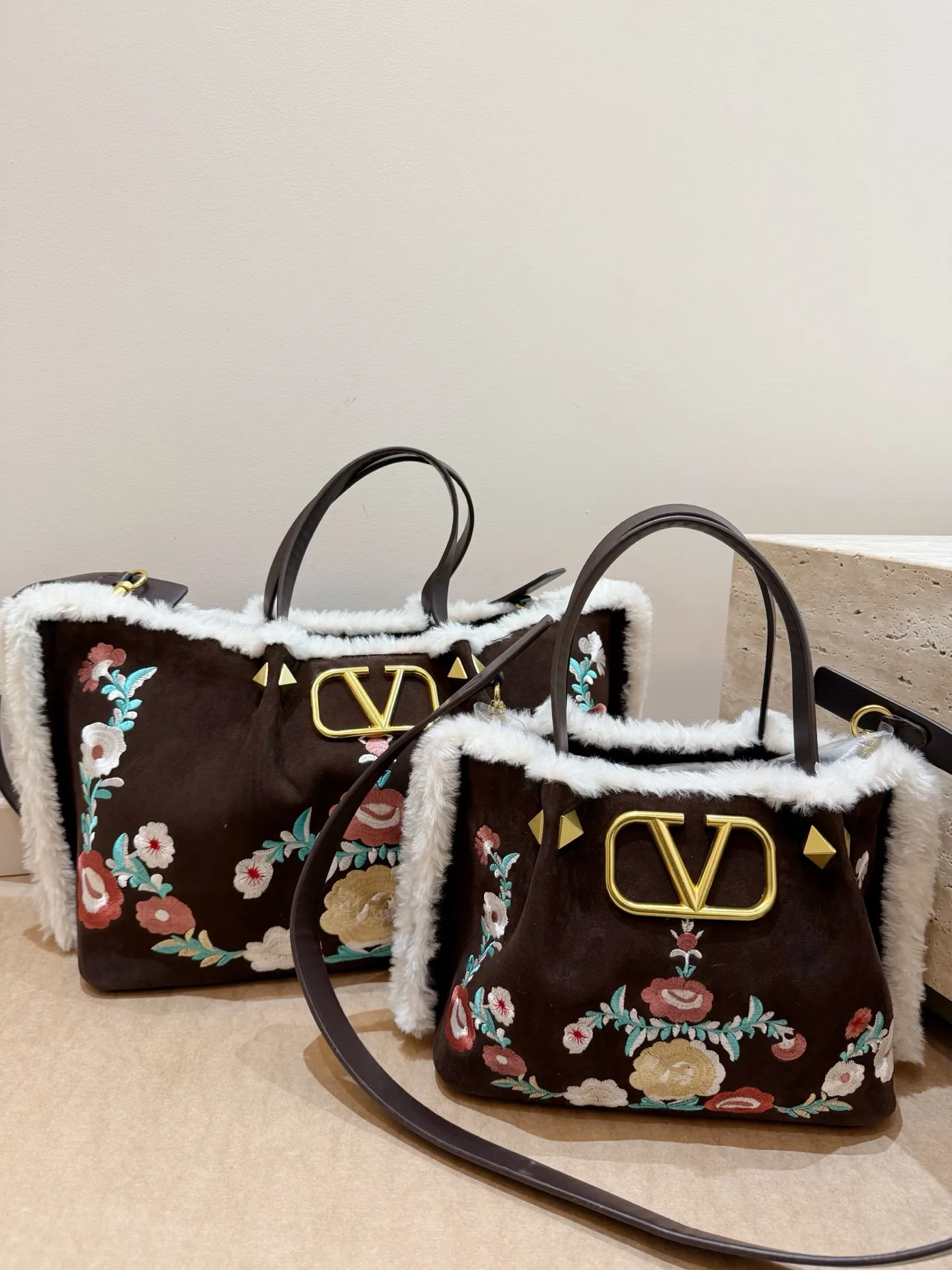 Large size P480 without box⚠️size 37*24 Small size P470 without box⚠️size 25*19 Valentino suede lambswool tote bag has unlimited charm and unleashes your fashion attitude. It has a unique appearance and many cute colors to choose from. It is simply a fashion item that cannot be missed. Different from the softness of canvas bags, it gives a free and easy feeling when worn on the body. It is super textured and is loved by fashionistas.