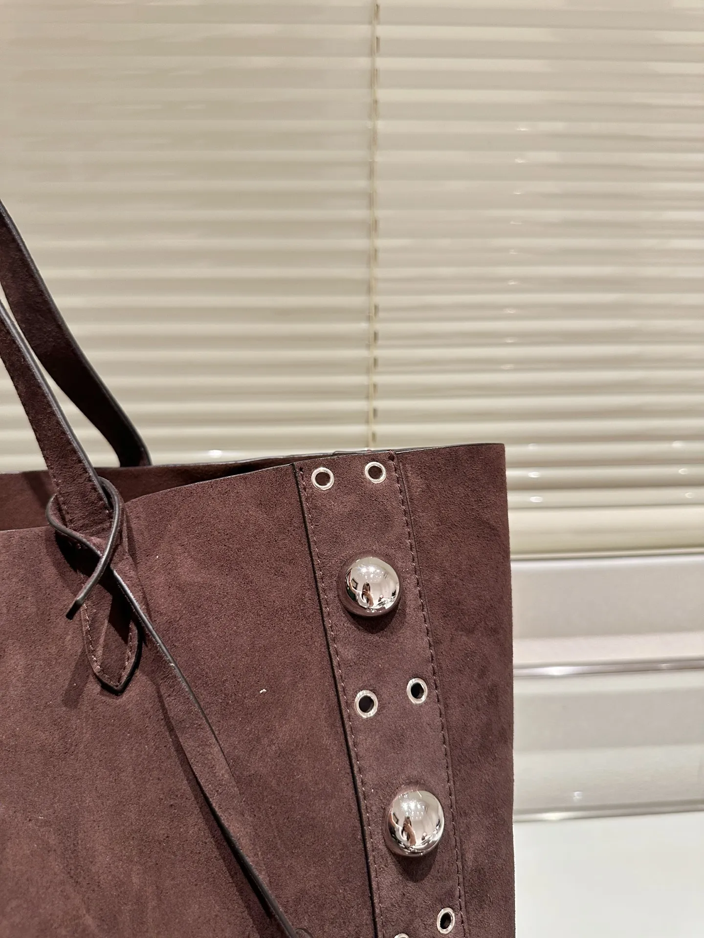 P480 comes with box⚠️Size 40*30 Valentino nellcote tote bag with suede body, decorated with ball rivets and hollow details, balancing retro and fashionable. It can be freely switched between hand-carrying and shoulder-carrying, and combined with a detachable carrying bag, it combines practicality and fun.
