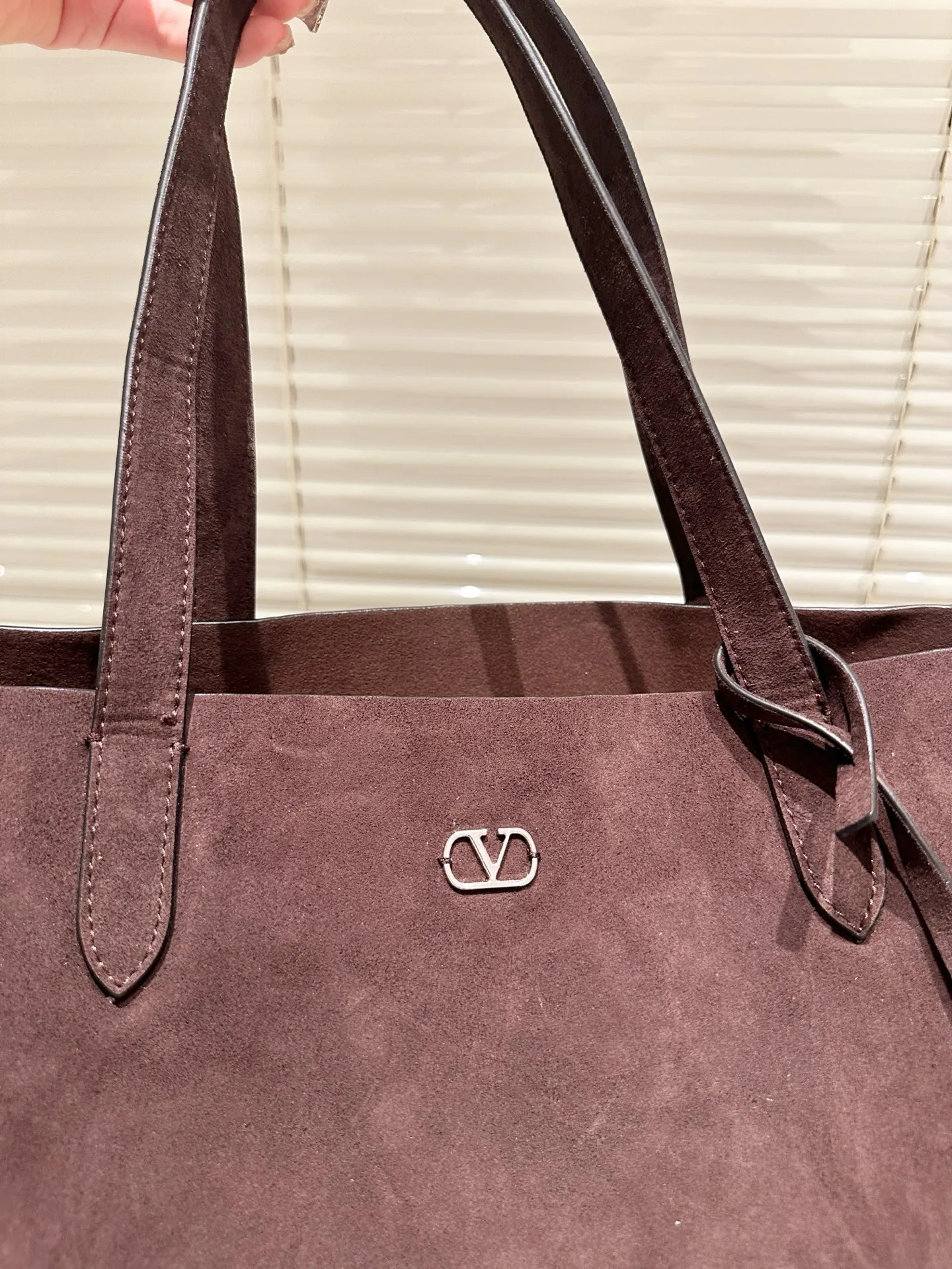 P480 comes with box⚠️Size 40*30 Valentino nellcote tote bag with suede body, decorated with ball rivets and hollow details, balancing retro and fashionable. It can be freely switched between hand-carrying and shoulder-carrying, and combined with a detachable carrying bag, it combines practicality and fun.
