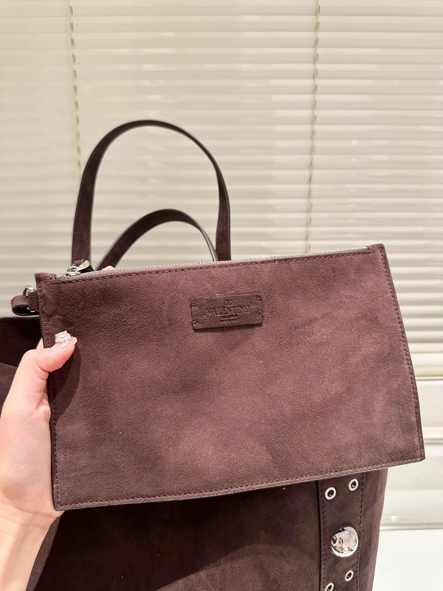 P480 comes with box⚠️Size 40*30 Valentino nellcote tote bag with suede body, decorated with ball rivets and hollow details, balancing retro and fashionable. It can be freely switched between hand-carrying and shoulder-carrying, and combined with a detachable carrying bag, it combines practicality and fun.