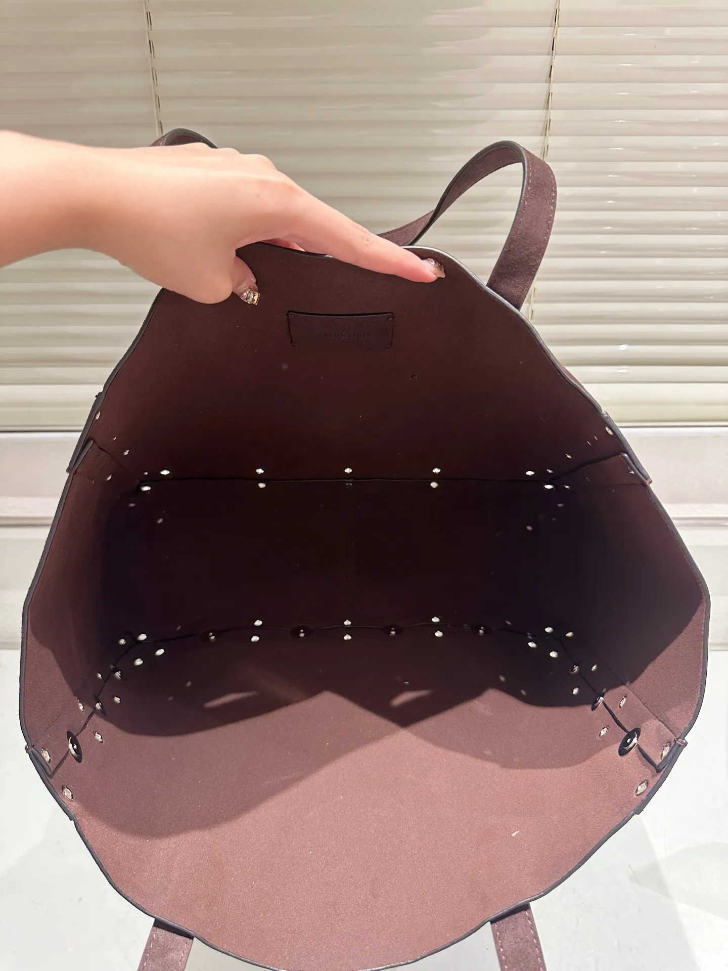 P480 comes with box⚠️Size 40*30 Valentino nellcote tote bag with suede body, decorated with ball rivets and hollow details, balancing retro and fashionable. It can be freely switched between hand-carrying and shoulder-carrying, and combined with a detachable carrying bag, it combines practicality and fun.