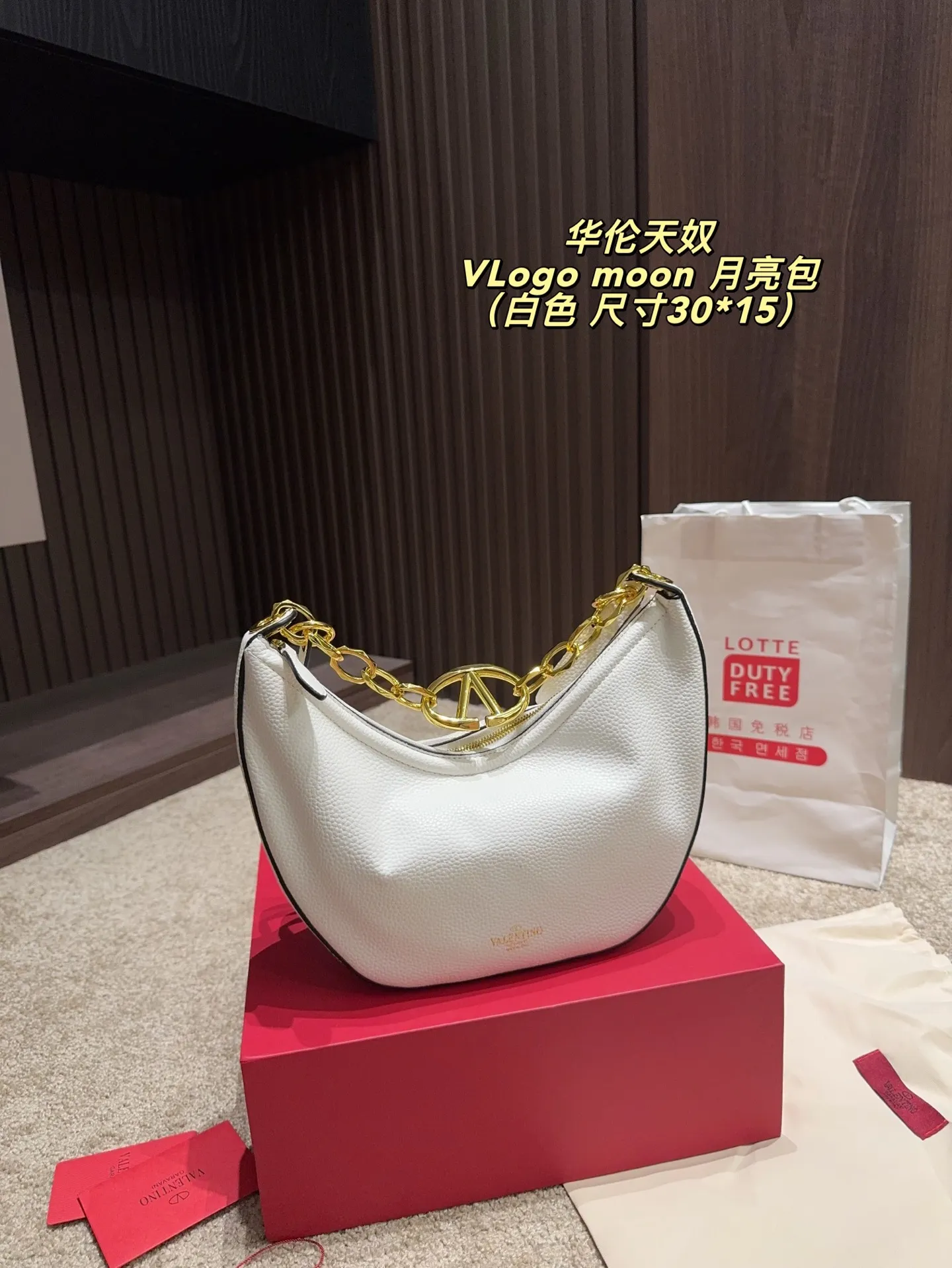 p370 comes with box ⚠️Size 30.15 Valentino VLogo moon bag Use your bag to brighten up dull autumn and winter. Valentino's VLogo Moon handbag is like the moon, with cute and soft curved lines. VLogo gold chain, retro and exquisite. Detachable shoulder strap unlocks a variety of dressing styles. It can be a casual cool girl or a elegant woman. One bag can be used with many styles, as you like.