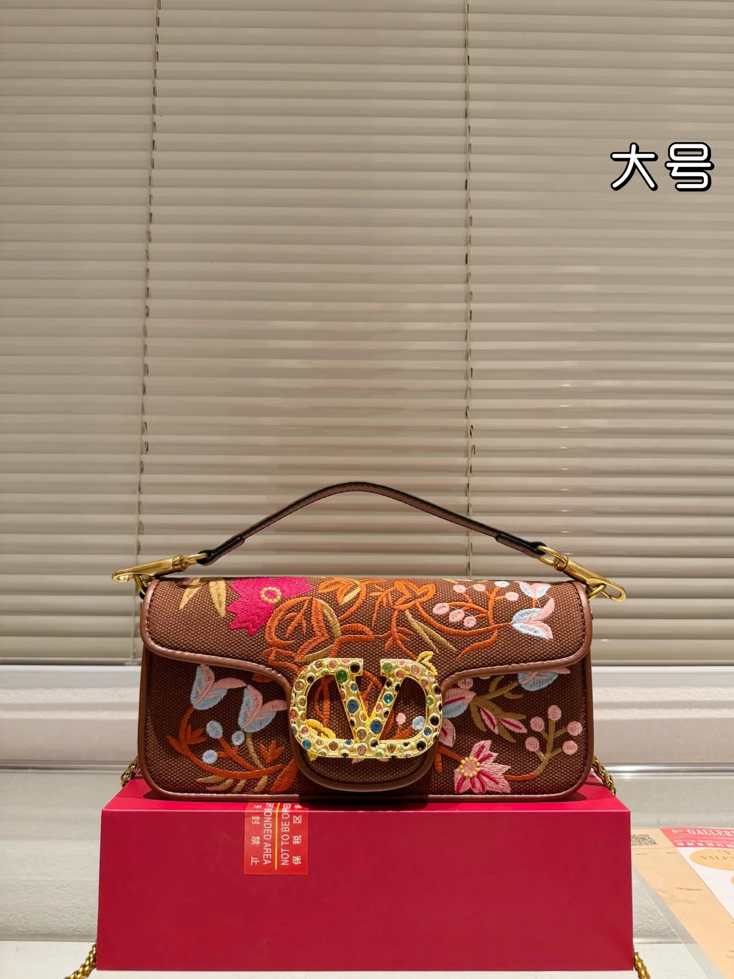 Large P400 box ⚠️Size 27*12 Valentino embroidered chain bag Unlocks fashion charm Can be salty or sweet The most beautiful girl on the street