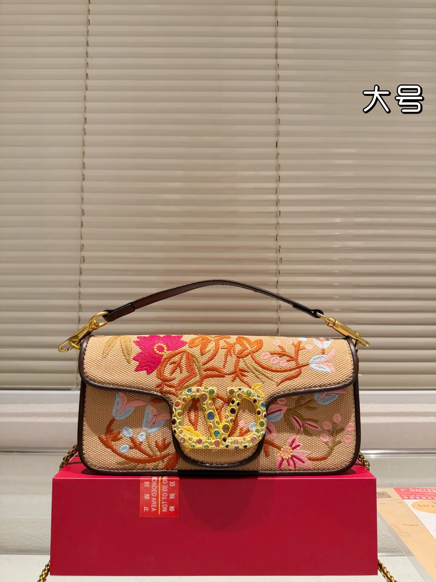 Large P400 box ⚠️Size 27*12 Valentino embroidered chain bag Unlocks fashion charm Can be salty or sweet The most beautiful girl on the street