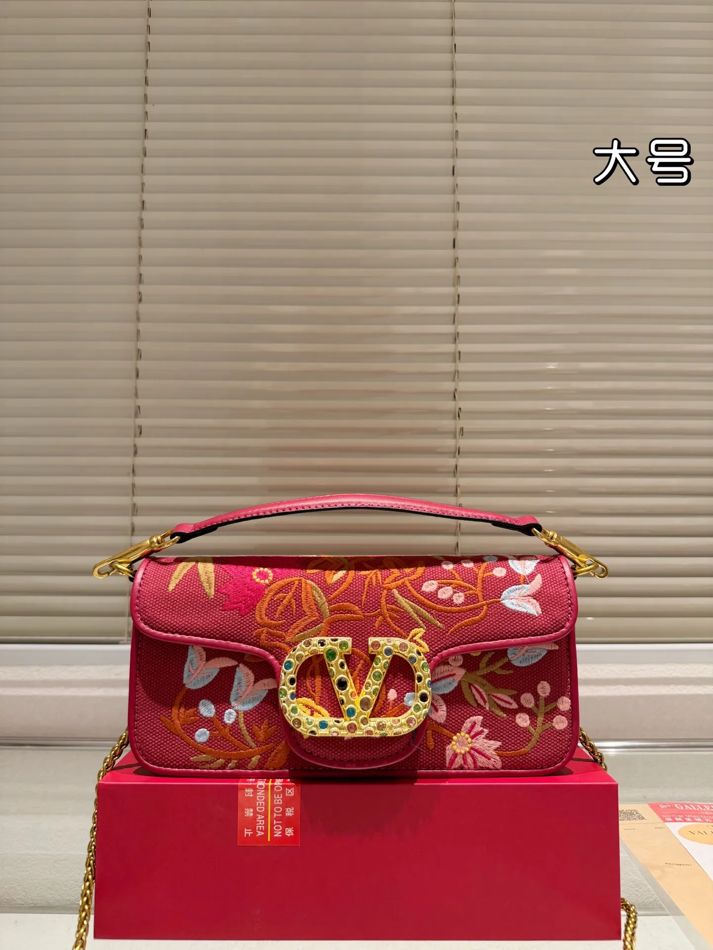 Large P400 box ⚠️Size 27*12 Valentino embroidered chain bag Unlocks fashion charm Can be salty or sweet The most beautiful girl on the street