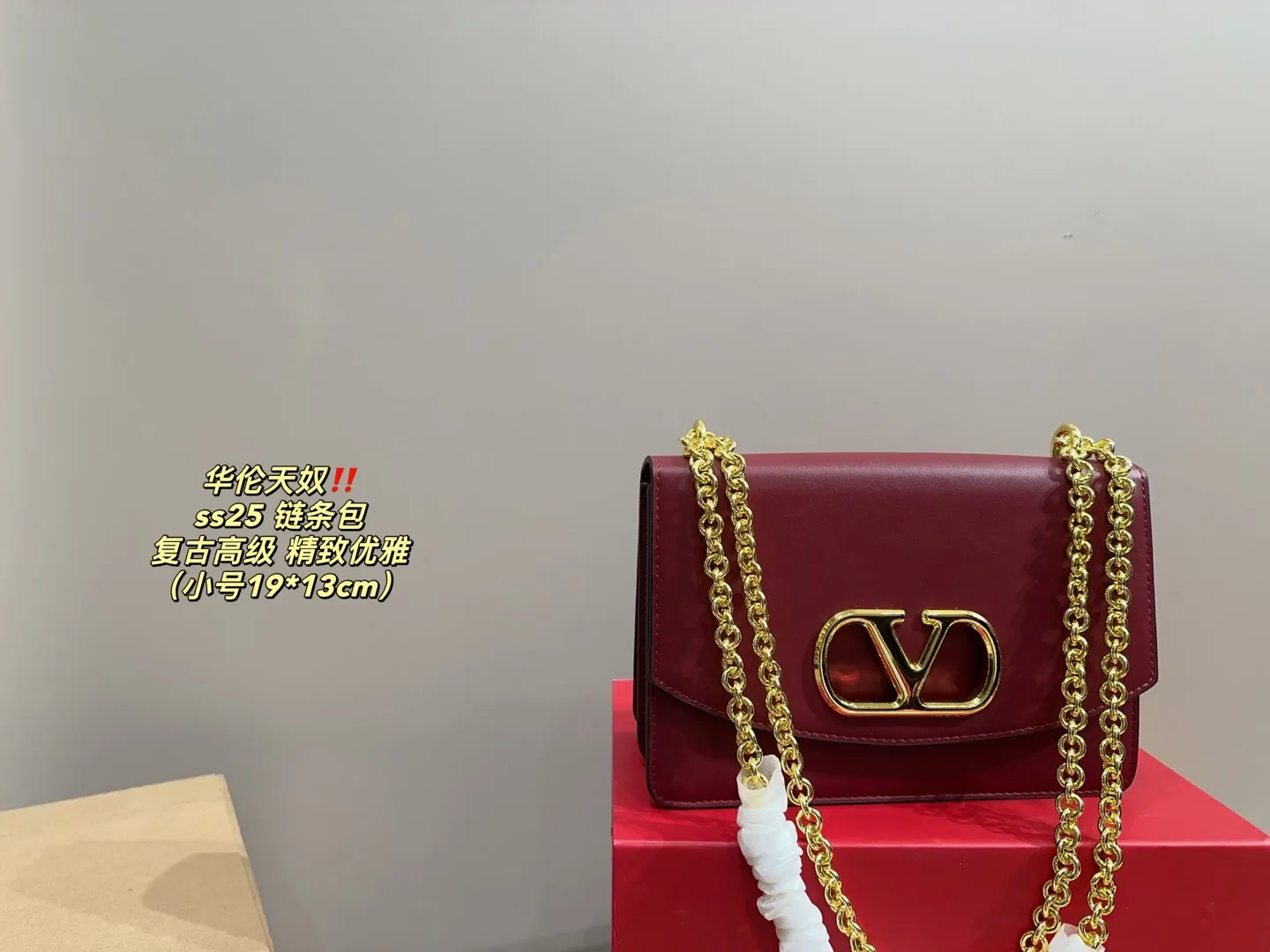 Large P300 comes with a folding box⚠️Size 24.15 Small P290 comes with a folding box⚠️Size 19.13 Valentino ss25 chain bag Retro hollow logo Modern style full of eye-catching and texture Overflowing with a sense of high-end This appearance is very versatile~ The flower of wealth in the world, beautiful and generous‼ ️