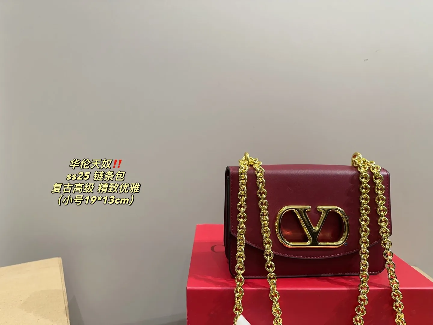 Large P300 comes with a folding box⚠️Size 24.15 Small P290 comes with a folding box⚠️Size 19.13 Valentino ss25 chain bag Retro hollow logo Modern style full of eye-catching and texture Overflowing with a sense of high-end This appearance is very versatile~ The flower of wealth in the world, beautiful and generous‼ ️