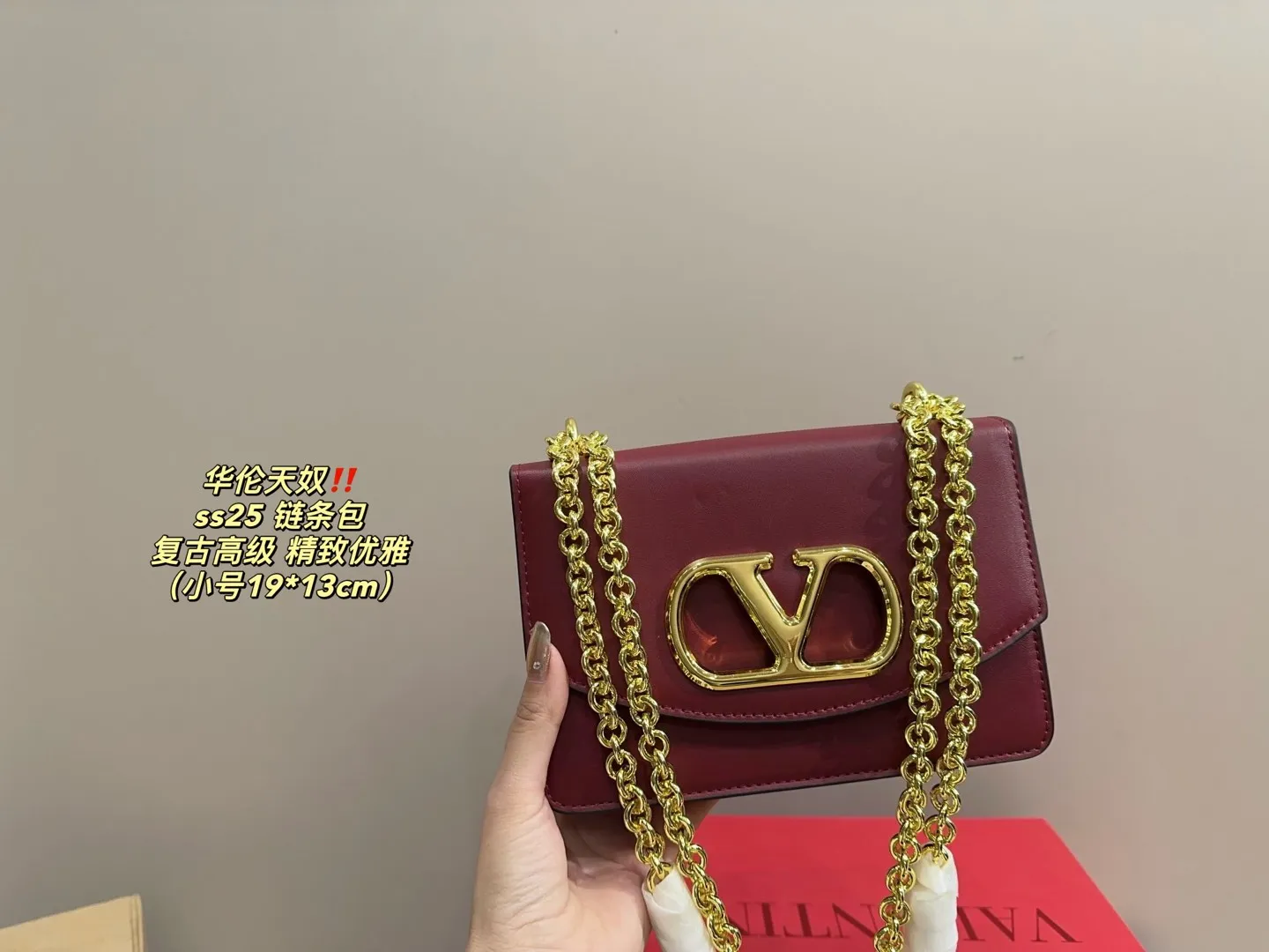 Large P300 comes with a folding box⚠️Size 24.15 Small P290 comes with a folding box⚠️Size 19.13 Valentino ss25 chain bag Retro hollow logo Modern style full of eye-catching and texture Overflowing with a sense of high-end This appearance is very versatile~ The flower of wealth in the world, beautiful and generous‼ ️