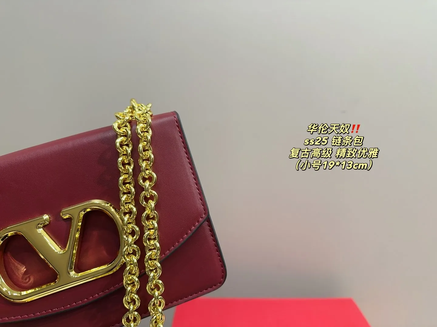 Large P300 comes with a folding box⚠️Size 24.15 Small P290 comes with a folding box⚠️Size 19.13 Valentino ss25 chain bag Retro hollow logo Modern style full of eye-catching and texture Overflowing with a sense of high-end This appearance is very versatile~ The flower of wealth in the world, beautiful and generous‼ ️