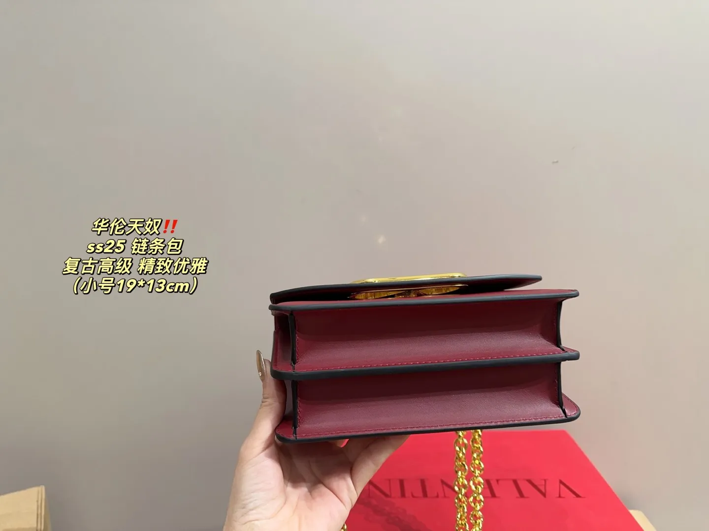 Large P300 comes with a folding box⚠️Size 24.15 Small P290 comes with a folding box⚠️Size 19.13 Valentino ss25 chain bag Retro hollow logo Modern style full of eye-catching and texture Overflowing with a sense of high-end This appearance is very versatile~ The flower of wealth in the world, beautiful and generous‼ ️