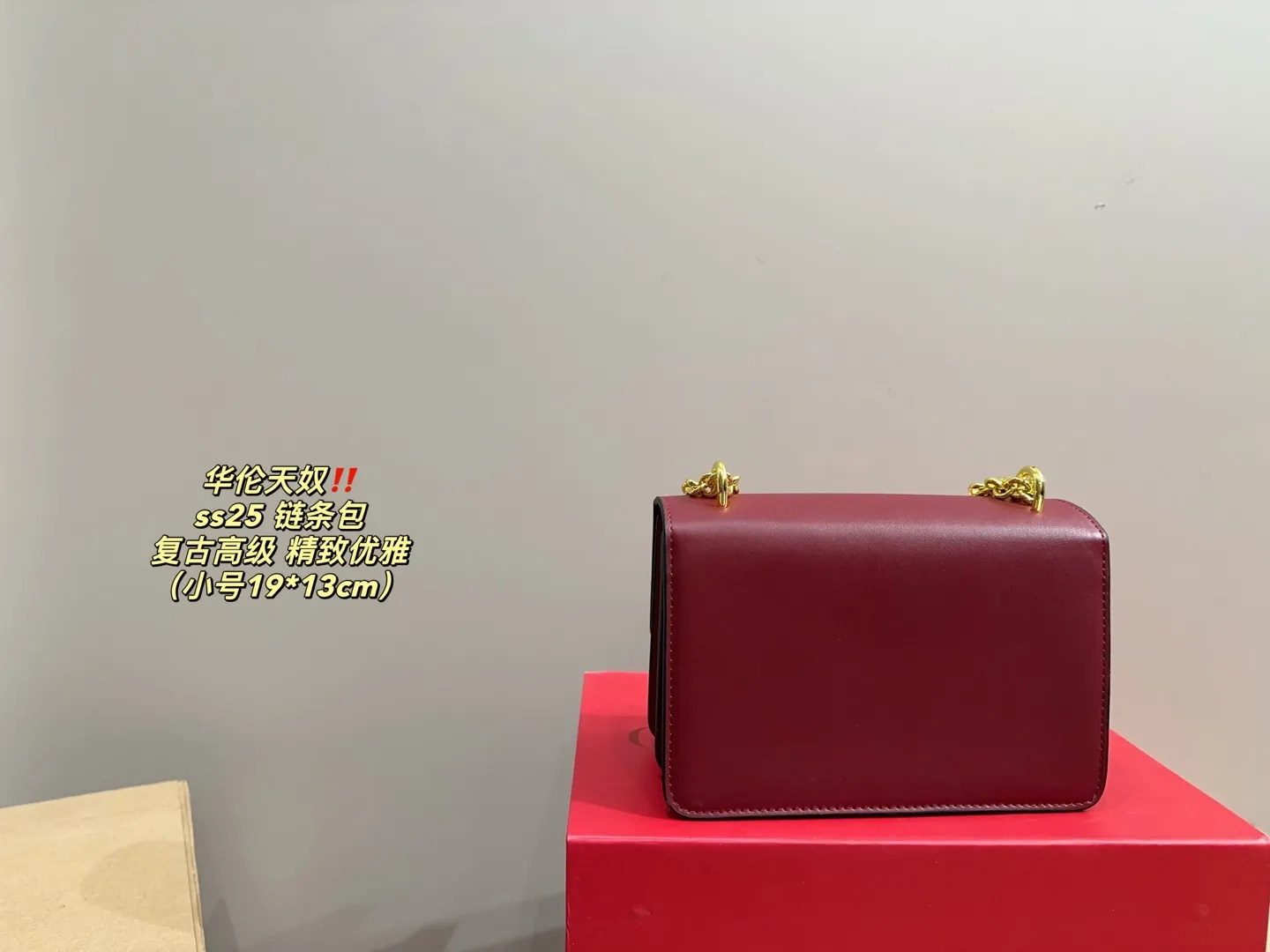 Large P300 comes with a folding box⚠️Size 24.15 Small P290 comes with a folding box⚠️Size 19.13 Valentino ss25 chain bag Retro hollow logo Modern style full of eye-catching and texture Overflowing with a sense of high-end This appearance is very versatile~ The flower of wealth in the world, beautiful and generous‼ ️