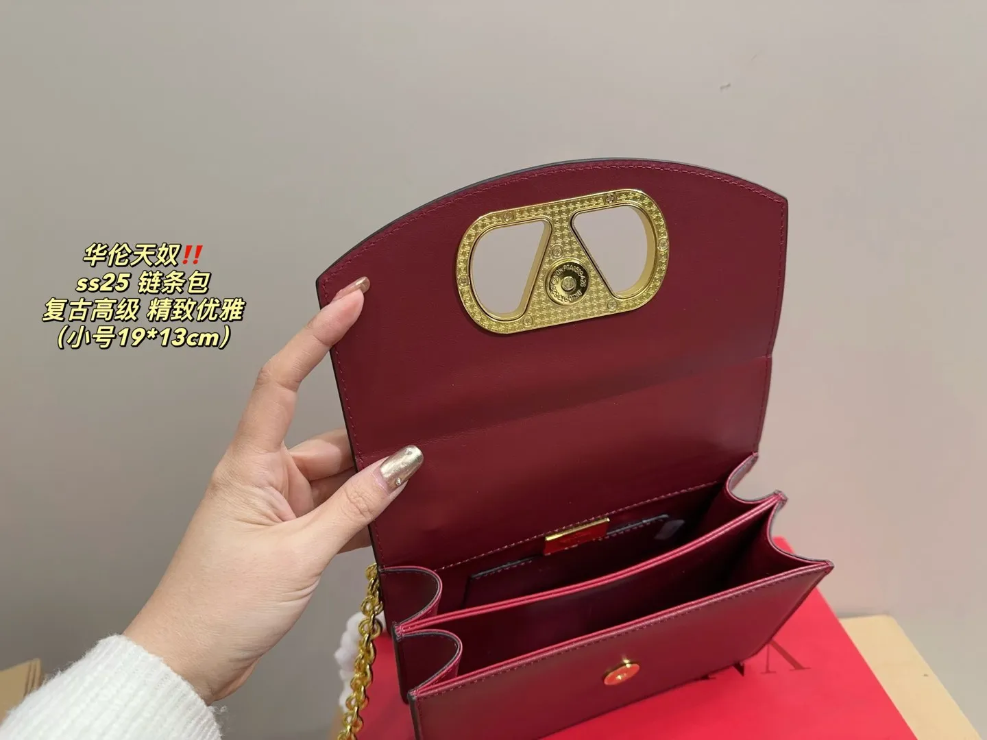 Large P300 comes with a folding box⚠️Size 24.15 Small P290 comes with a folding box⚠️Size 19.13 Valentino ss25 chain bag Retro hollow logo Modern style full of eye-catching and texture Overflowing with a sense of high-end This appearance is very versatile~ The flower of wealth in the world, beautiful and generous‼ ️