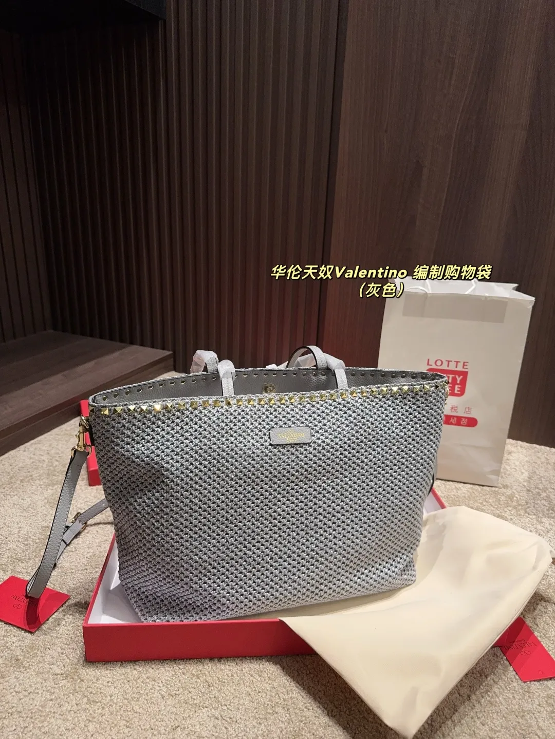 p340 comes with box ⚠️Size 45.28 Valentino woven shopping bag. Playful and super personality, whoever carries it will look better. Can’t hide the foreign style. Exquisite routing. Color matching is very distinctive. It is versatile and can be matched with daily life. Casual and playful, but with a little bit of a celebrity style. It will definitely become a super hot item in the new year, spring and summer ♥️