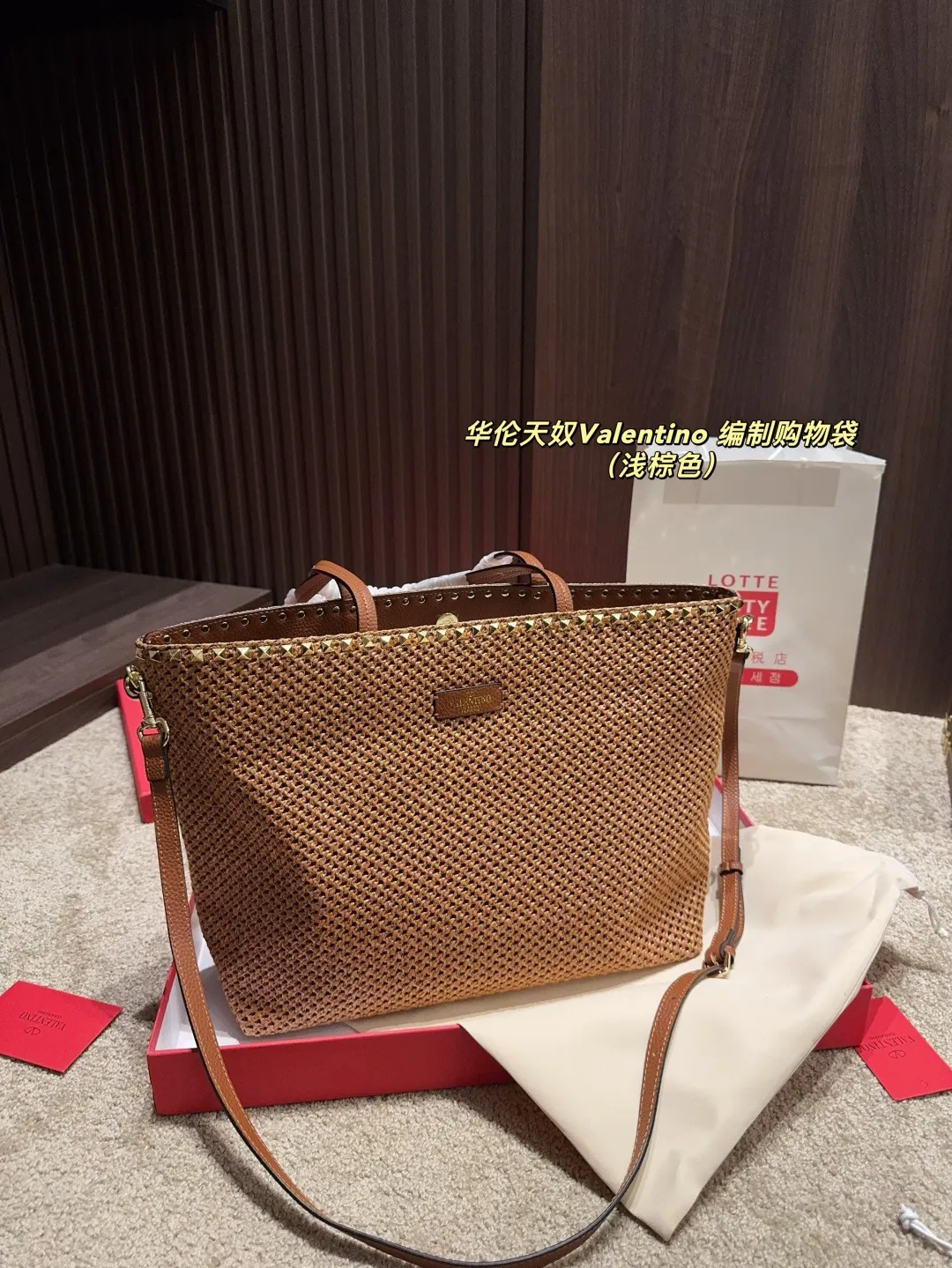 p340 comes with box ⚠️Size 45.28 Valentino woven shopping bag. Playful and super personality, whoever carries it will look better. Can’t hide the foreign style. Exquisite routing. Color matching is very distinctive. It is versatile and can be matched with daily life. Casual and playful, but with a little bit of a celebrity style. It will definitely become a super hot item in the new year, spring and summer ♥️