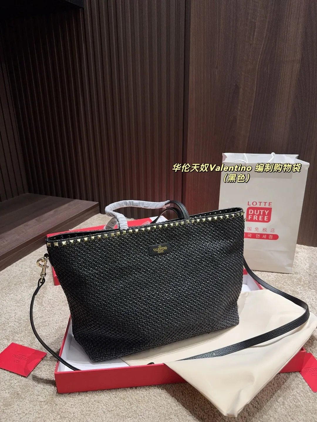 p340 comes with box ⚠️Size 45.28 Valentino woven shopping bag. Playful and super personality, whoever carries it will look better. Can’t hide the foreign style. Exquisite routing. Color matching is very distinctive. It is versatile and can be matched with daily life. Casual and playful, but with a little bit of a celebrity style. It will definitely become a super hot item in the new year, spring and summer ♥️