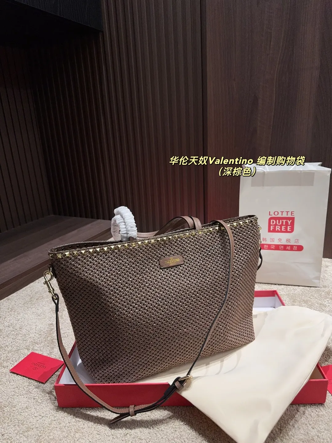 p340 comes with box ⚠️Size 45.28 Valentino woven shopping bag. Playful and super personality, whoever carries it will look better. Can’t hide the foreign style. Exquisite routing. Color matching is very distinctive. It is versatile and can be matched with daily life. Casual and playful, but with a little bit of a celebrity style. It will definitely become a super hot item in the new year, spring and summer ♥️