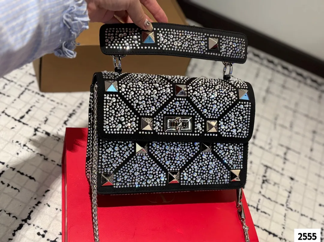 P420 (gift box packaging) valentino vsling full diamond tote bag Valentino is a handbag. If you connect the shoulder strap, it can be used as a shoulder bag or crossbody bag. The V mark on the front of the bag is the unique logo of Valentino. It has a sense of luxury and fashion. good#Valentino Size: 24.18