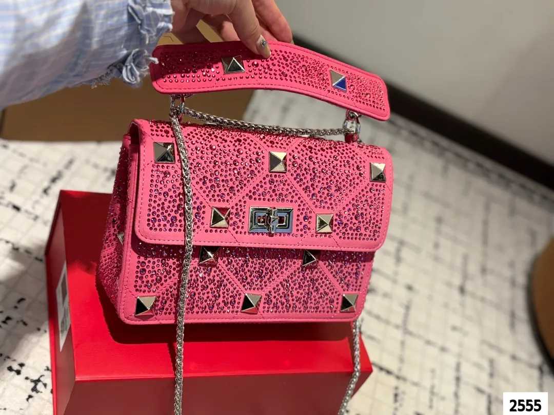 P420 (gift box packaging) valentino vsling full diamond tote bag Valentino is a handbag. If you connect the shoulder strap, it can be used as a shoulder bag or crossbody bag. The V mark on the front of the bag is the unique logo of Valentino. It has a sense of luxury and fashion. good#Valentino Size: 24.18