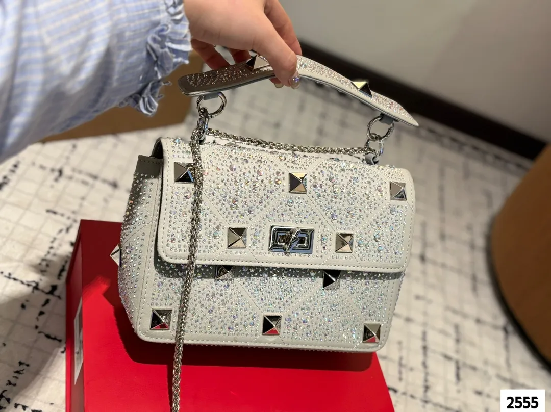 P420 (gift box packaging) valentino vsling full diamond tote bag Valentino is a handbag. If you connect the shoulder strap, it can be used as a shoulder bag or crossbody bag. The V mark on the front of the bag is the unique logo of Valentino. It has a sense of luxury and fashion. good#Valentino Size: 24.18