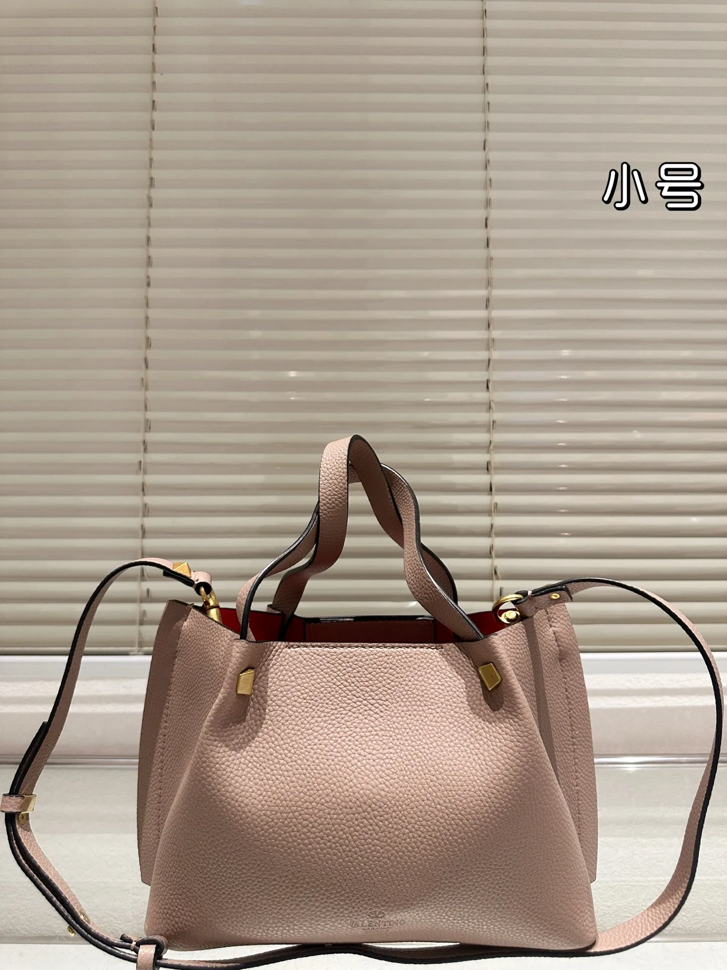 P360⚠️Size 24.17 Valentino handbag can be worn cross-body. It has a retro feel. It is high-end yet elegant. It has a great sense of atmosphere. It can be worn for commuting, leisure and dating.