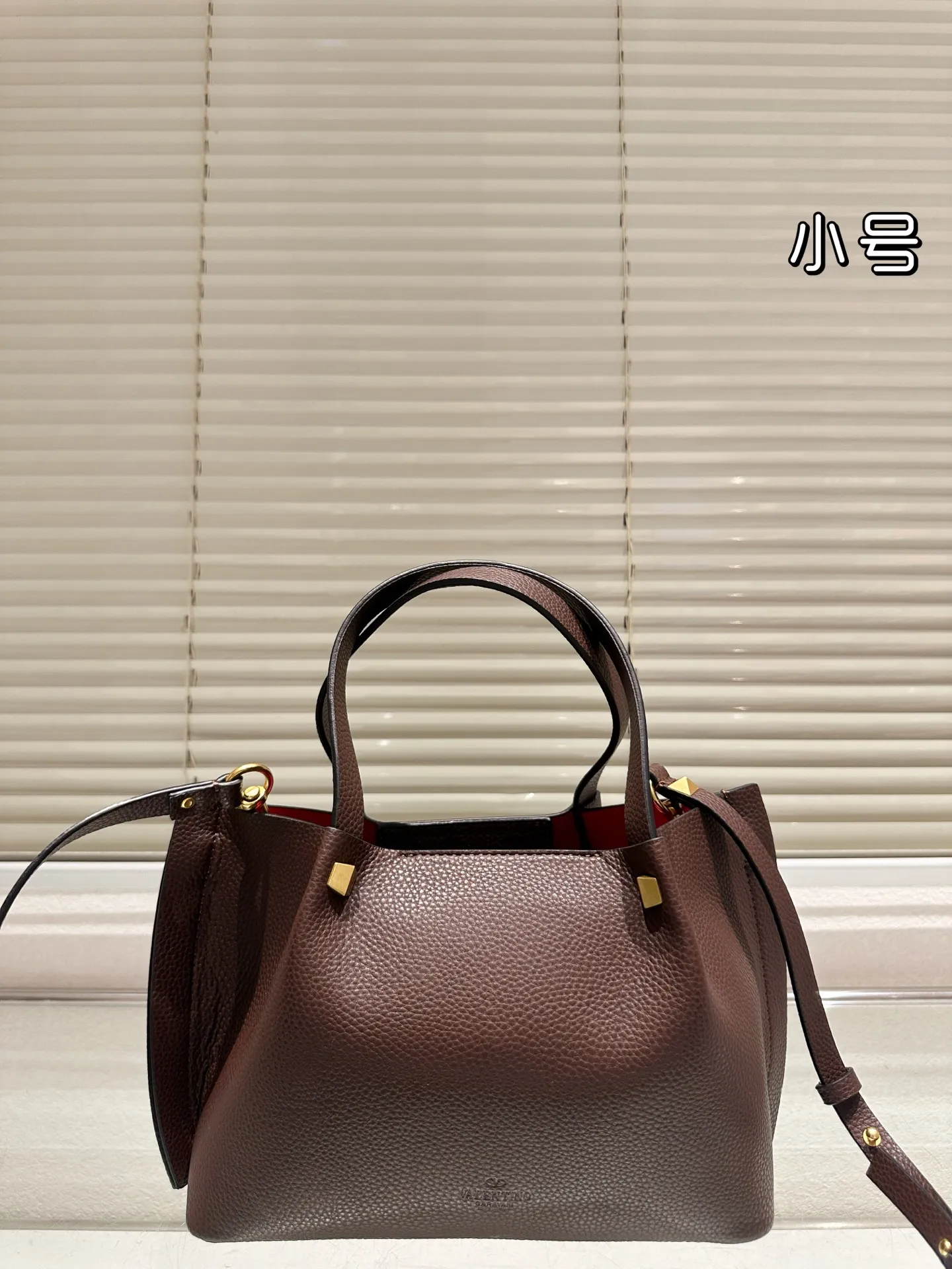 P360⚠️Size 24.17 Valentino handbag can be worn cross-body. It has a retro feel. It is high-end yet elegant. It has a great sense of atmosphere. It can be worn for commuting, leisure and dating.