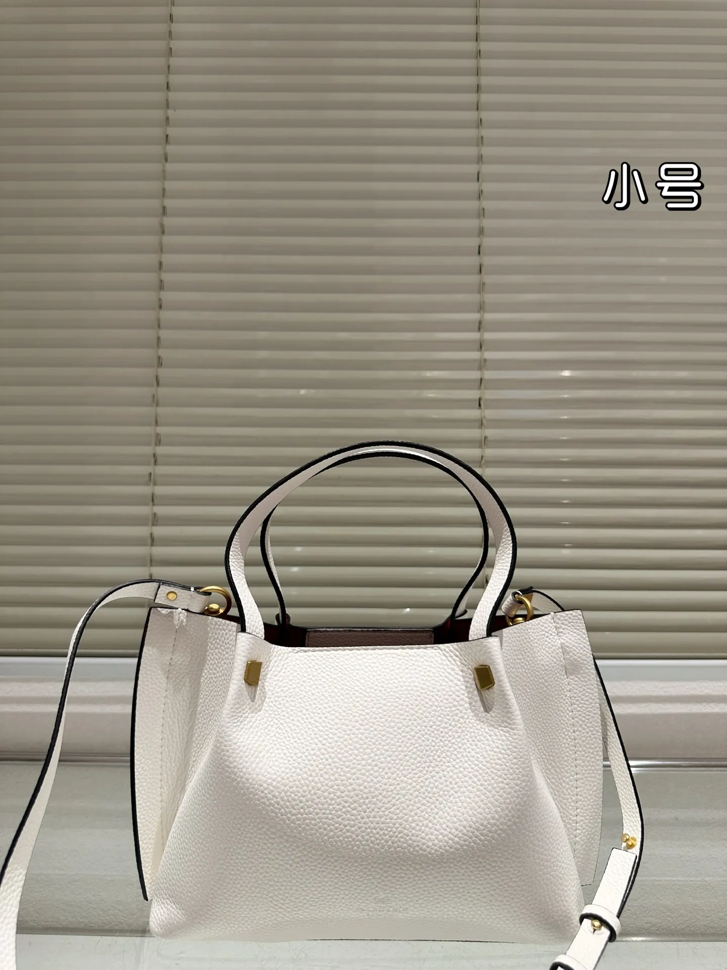 P360⚠️Size 24.17 Valentino handbag can be worn cross-body. It has a retro feel. It is high-end yet elegant. It has a great sense of atmosphere. It can be worn for commuting, leisure and dating.