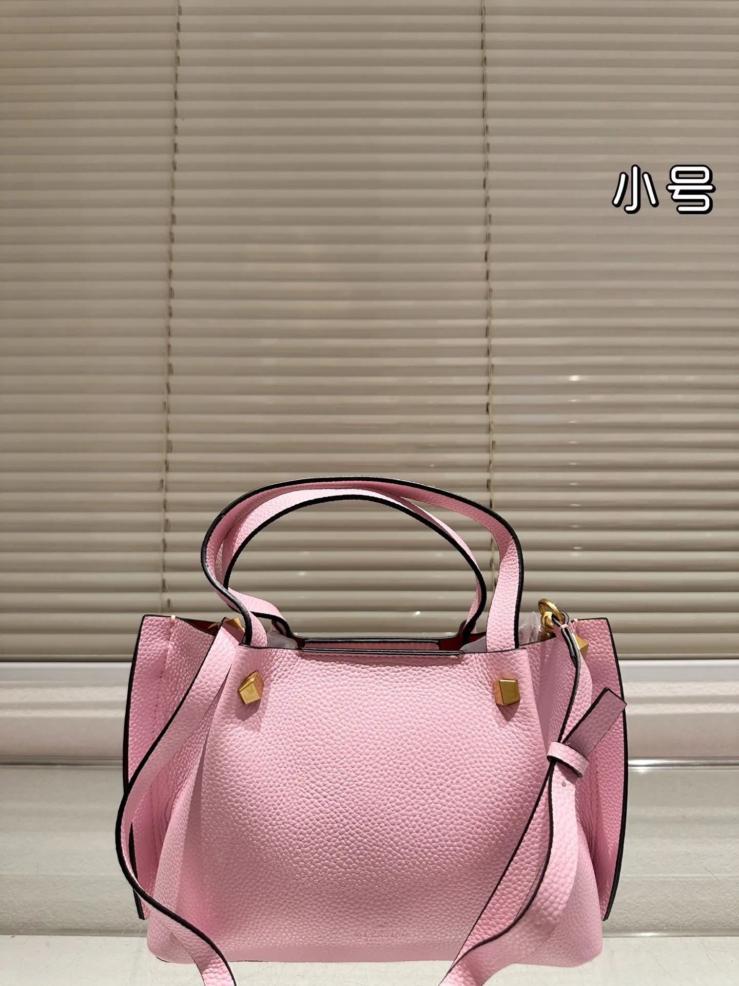 P360⚠️Size 24.17 Valentino handbag can be worn cross-body. It has a retro feel. It is high-end yet elegant. It has a great sense of atmosphere. It can be worn for commuting, leisure and dating.