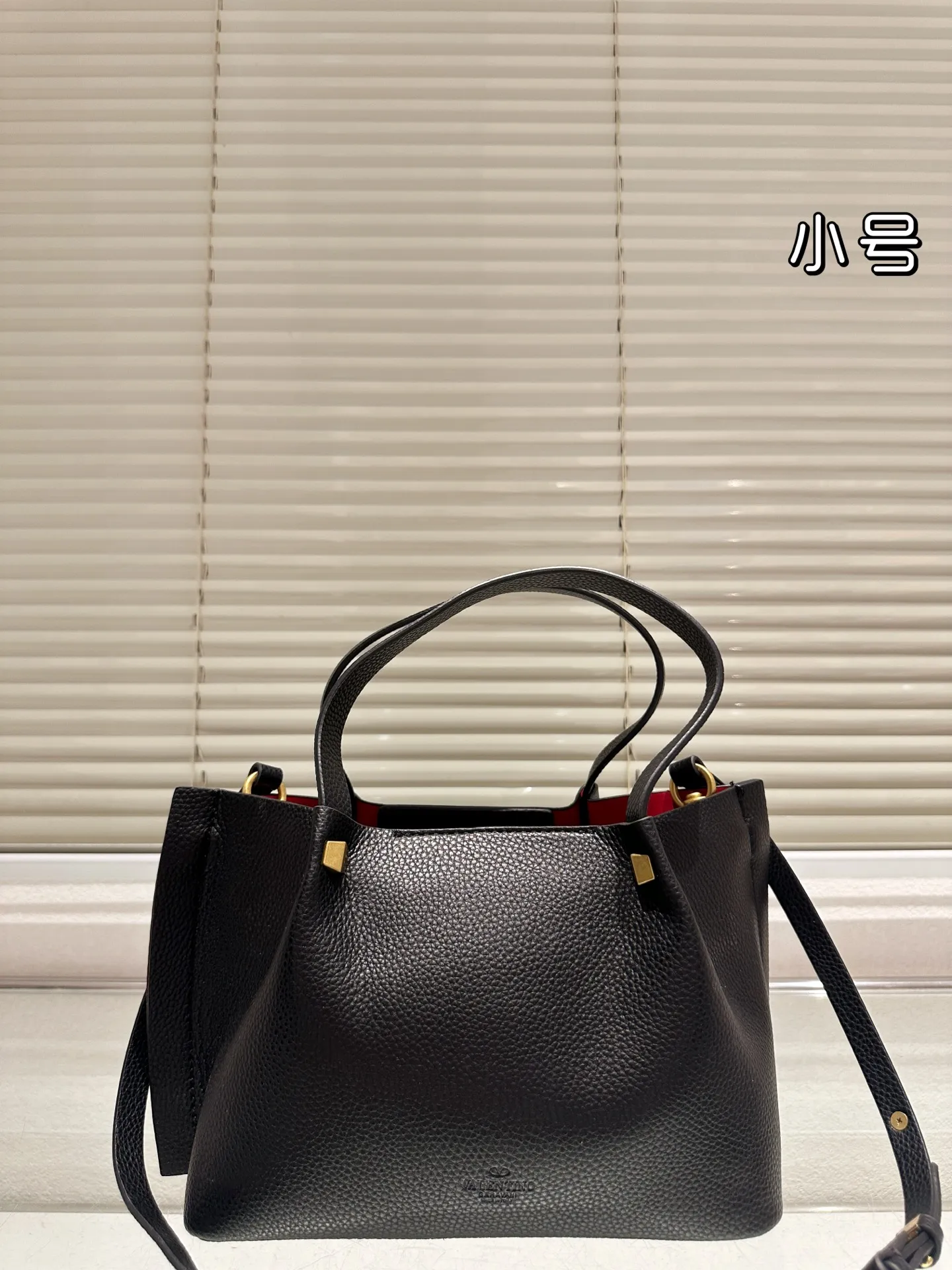 P360⚠️Size 24.17 Valentino handbag can be worn cross-body. It has a retro feel. It is high-end yet elegant. It has a great sense of atmosphere. It can be worn for commuting, leisure and dating.