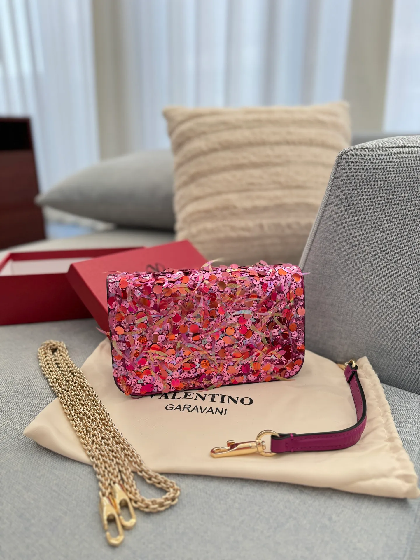 P840 Comes with box 🎀 Size: 22×14 Valentino sequin chain bag portable shoulder crossbody bag Valentino Loco sequin shoulder bag has an amazing upper body effect, high-end but not stereotyped beauty, mysterious and sexy little girl. You must choose sparkling when attending banquets and evening parties.