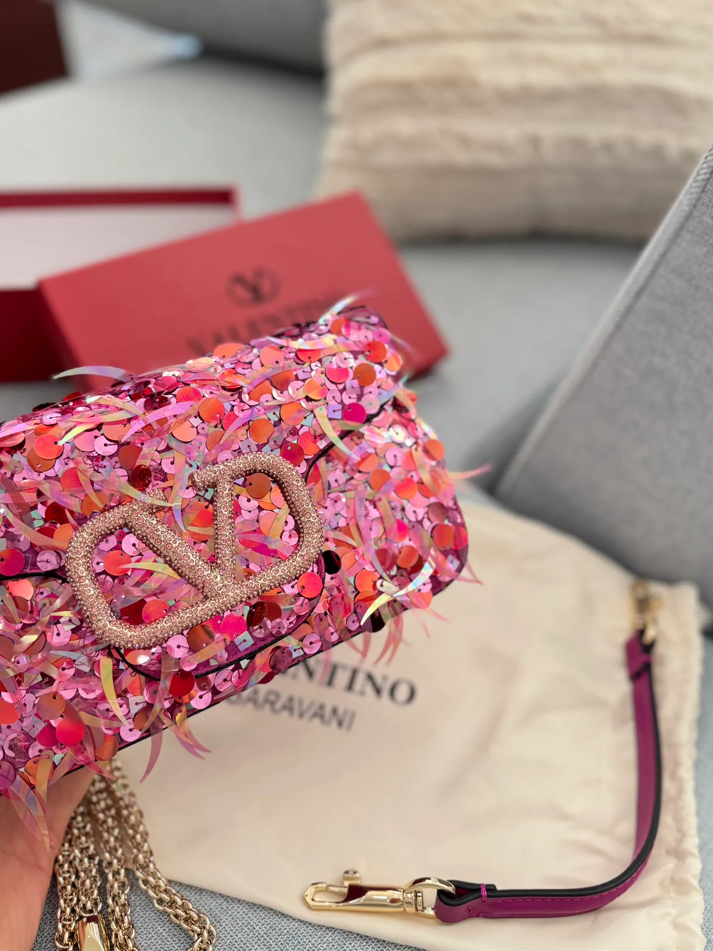 P840 Comes with box 🎀 Size: 22×14 Valentino sequin chain bag portable shoulder crossbody bag Valentino Loco sequin shoulder bag has an amazing upper body effect, high-end but not stereotyped beauty, mysterious and sexy little girl. You must choose sparkling when attending banquets and evening parties.
