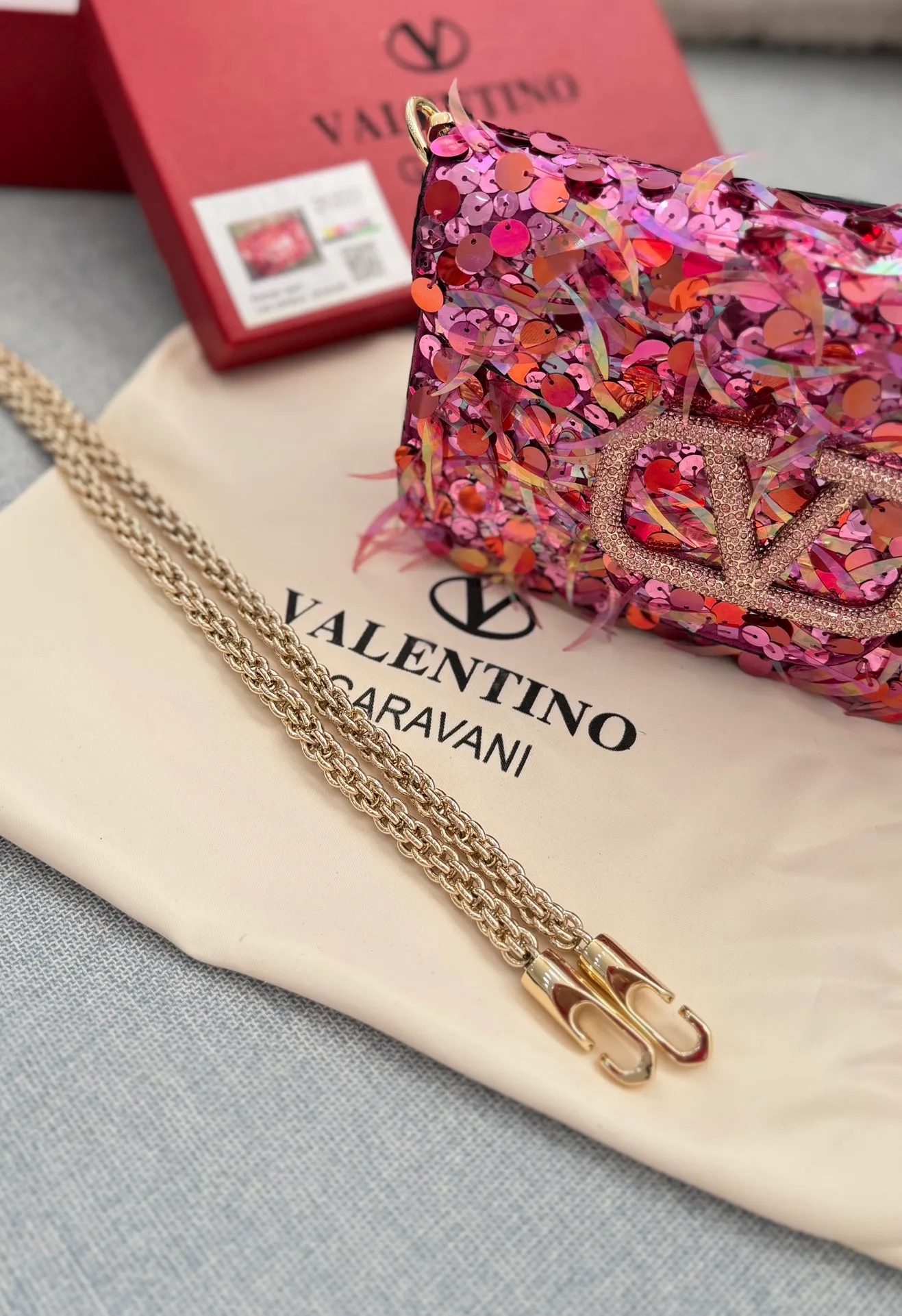 P840 Comes with box 🎀 Size: 22×14 Valentino sequin chain bag portable shoulder crossbody bag Valentino Loco sequin shoulder bag has an amazing upper body effect, high-end but not stereotyped beauty, mysterious and sexy little girl. You must choose sparkling when attending banquets and evening parties.