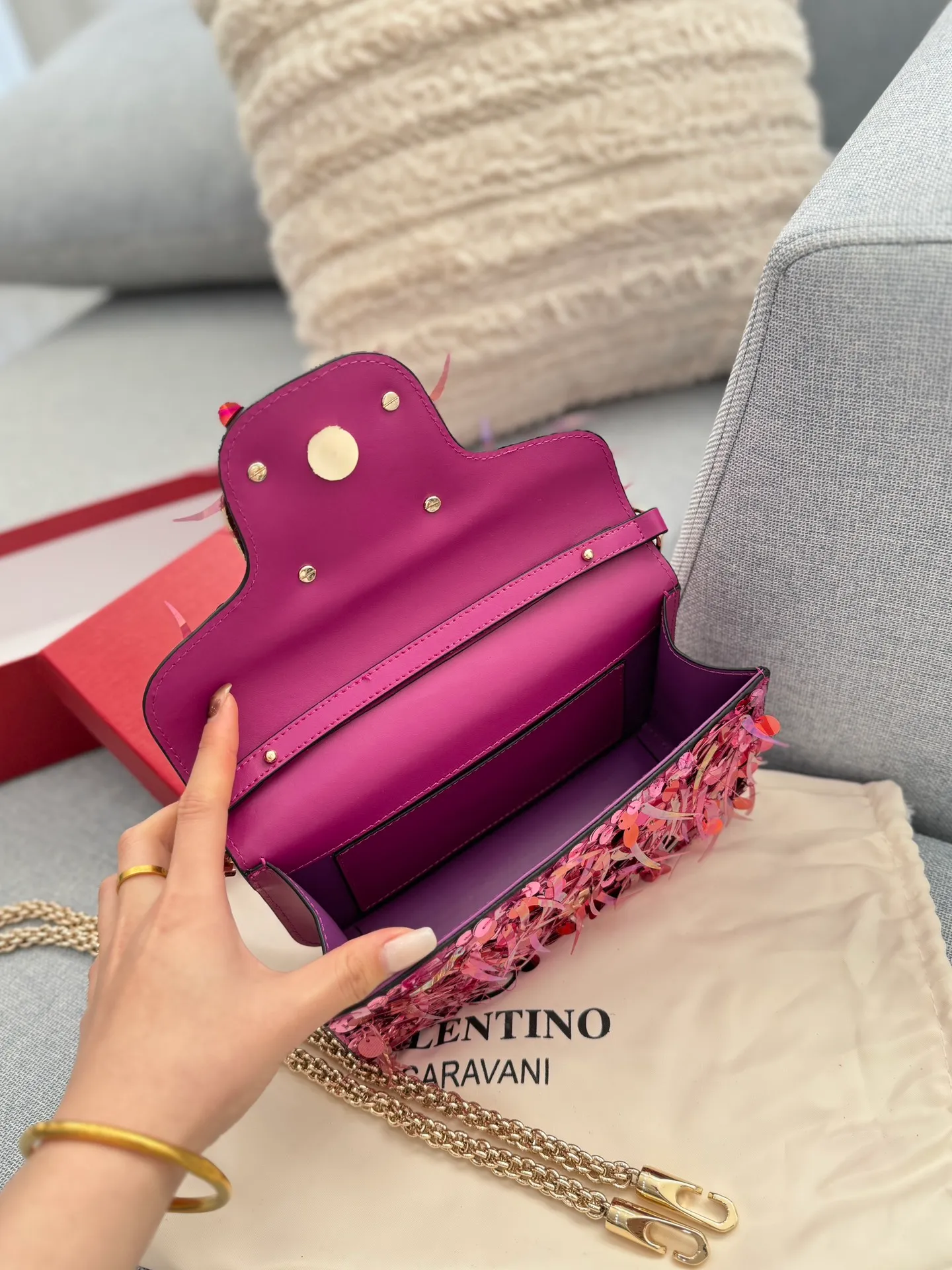 P840 Comes with box 🎀 Size: 22×14 Valentino sequin chain bag portable shoulder crossbody bag Valentino Loco sequin shoulder bag has an amazing upper body effect, high-end but not stereotyped beauty, mysterious and sexy little girl. You must choose sparkling when attending banquets and evening parties.