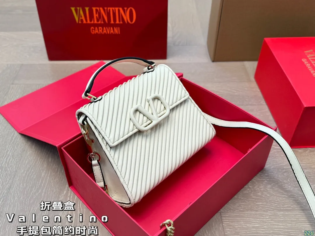 4️⃣Color ¥340 Folding box Valentino handbag Simple bag silhouette unlocks fashionable charm Can be salty or sweet Make you the most beautiful girl on the street Very versatile yyds Size: 21 16