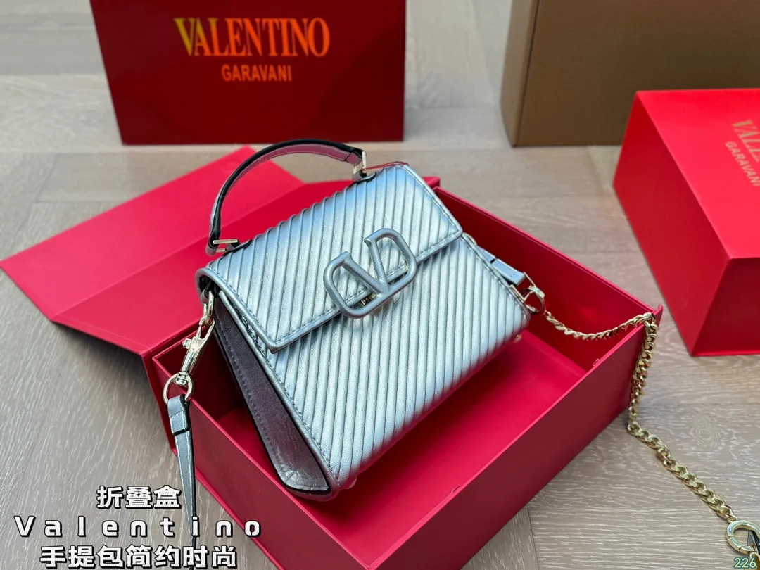 4️⃣Color ¥340 Folding box Valentino handbag Simple bag silhouette unlocks fashionable charm Can be salty or sweet Make you the most beautiful girl on the street Very versatile yyds Size: 21 16
