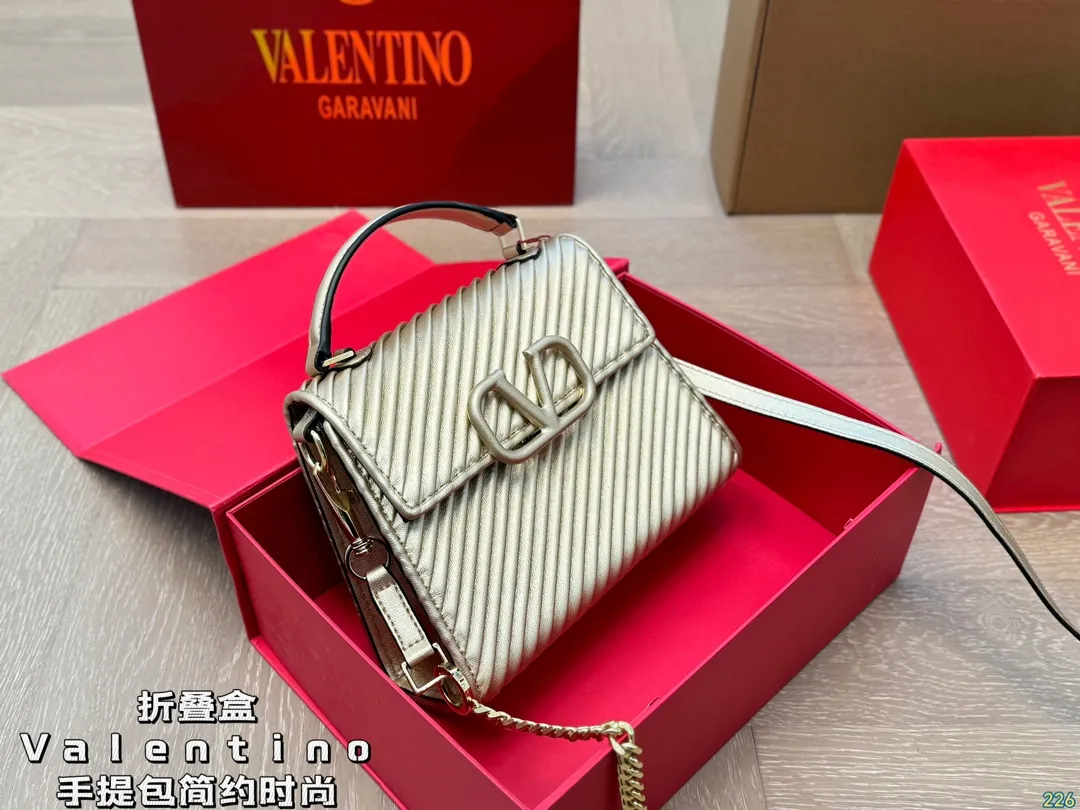 4️⃣Color ¥340 Folding box Valentino handbag Simple bag silhouette unlocks fashionable charm Can be salty or sweet Make you the most beautiful girl on the street Very versatile yyds Size: 21 16