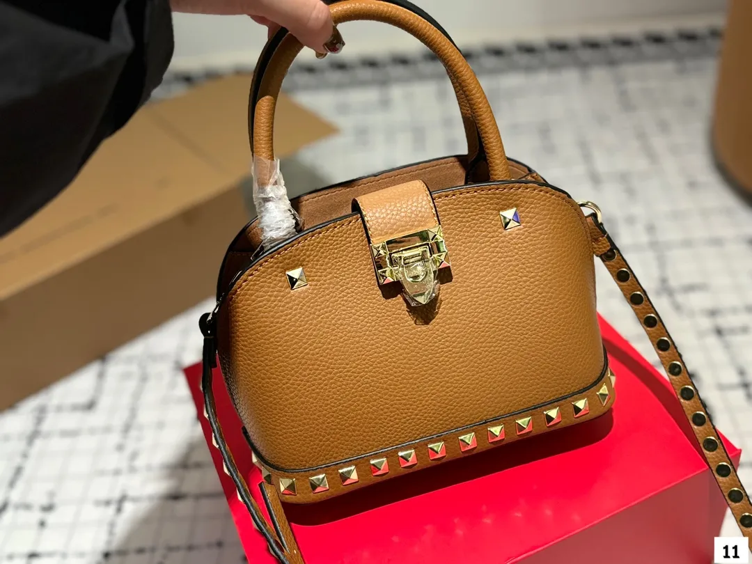 P360 with folding box VALENTINO Valentino women's Loco calfskin handbag cross-body bag New Rockstud Alcove accessories series Iconic vlogo Signature The avant-garde shape creates a unique and attractive charm. Size 21 16