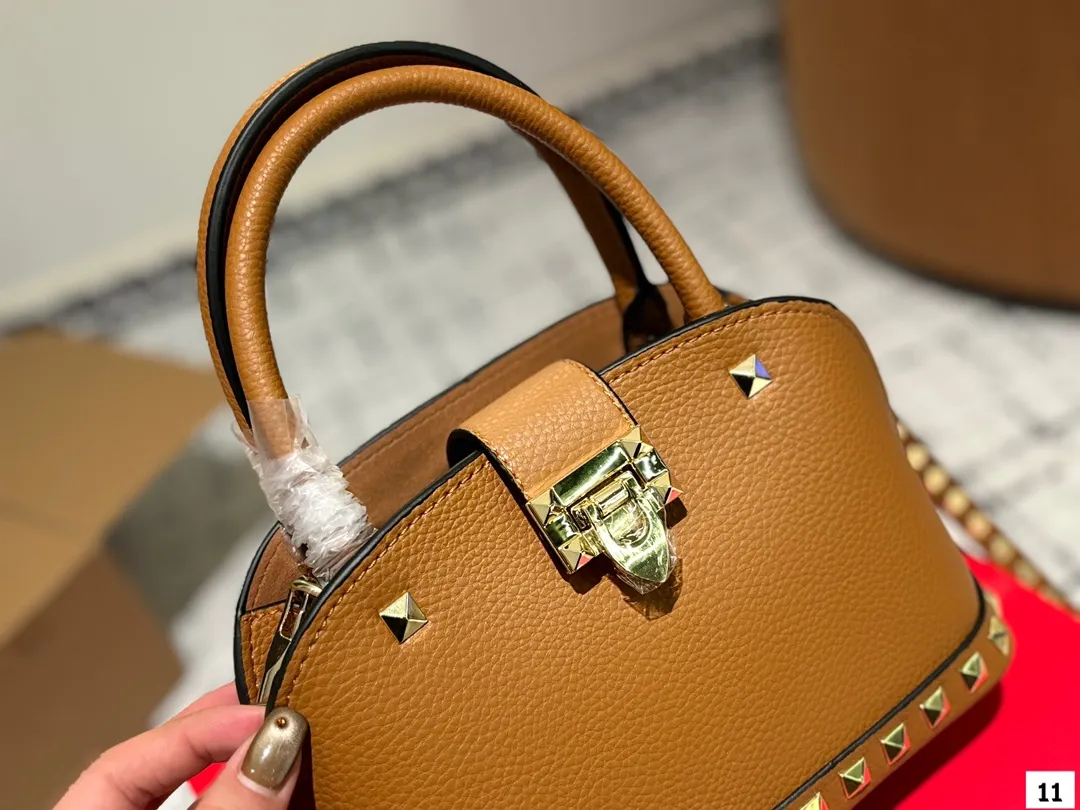 P360 with folding box VALENTINO Valentino women's Loco calfskin handbag cross-body bag New Rockstud Alcove accessories series Iconic vlogo Signature The avant-garde shape creates a unique and attractive charm. Size 21 16