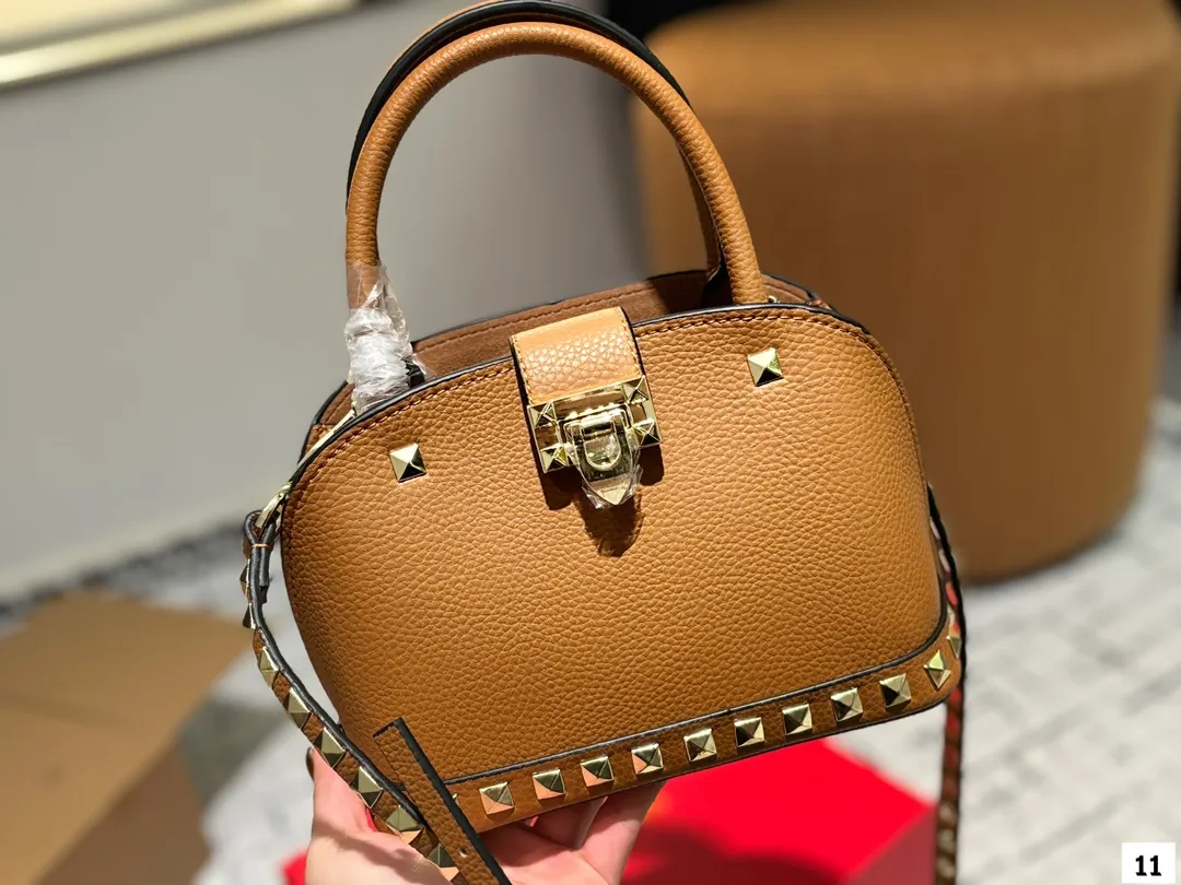 P360 with folding box VALENTINO Valentino women's Loco calfskin handbag cross-body bag New Rockstud Alcove accessories series Iconic vlogo Signature The avant-garde shape creates a unique and attractive charm. Size 21 16