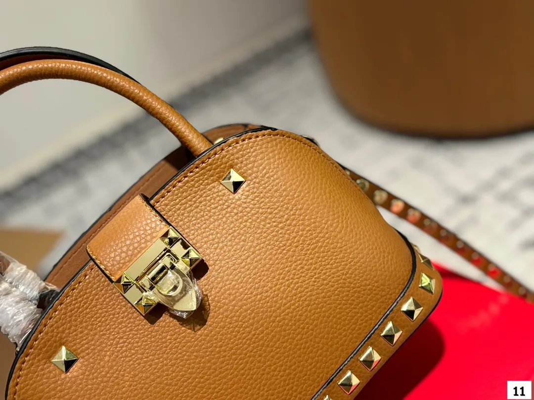 P360 with folding box VALENTINO Valentino women's Loco calfskin handbag cross-body bag New Rockstud Alcove accessories series Iconic vlogo Signature The avant-garde shape creates a unique and attractive charm. Size 21 16