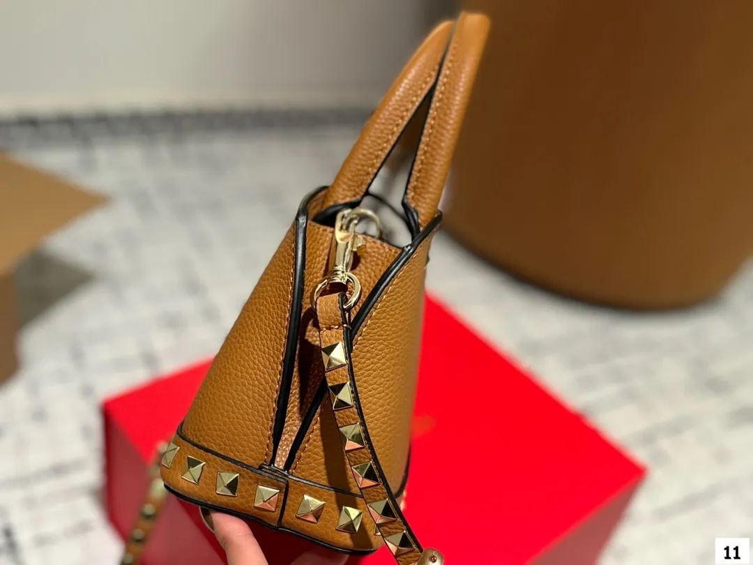 P360 with folding box VALENTINO Valentino women's Loco calfskin handbag cross-body bag New Rockstud Alcove accessories series Iconic vlogo Signature The avant-garde shape creates a unique and attractive charm. Size 21 16