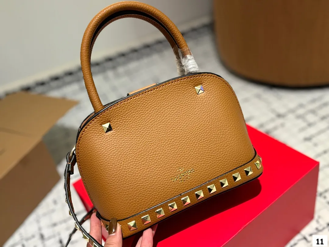 P360 with folding box VALENTINO Valentino women's Loco calfskin handbag cross-body bag New Rockstud Alcove accessories series Iconic vlogo Signature The avant-garde shape creates a unique and attractive charm. Size 21 16